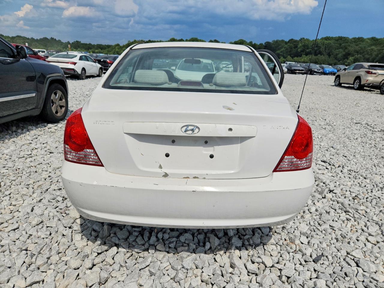 2005 Hyundai Elantra Gls White vin: KMHDN46D05U973377