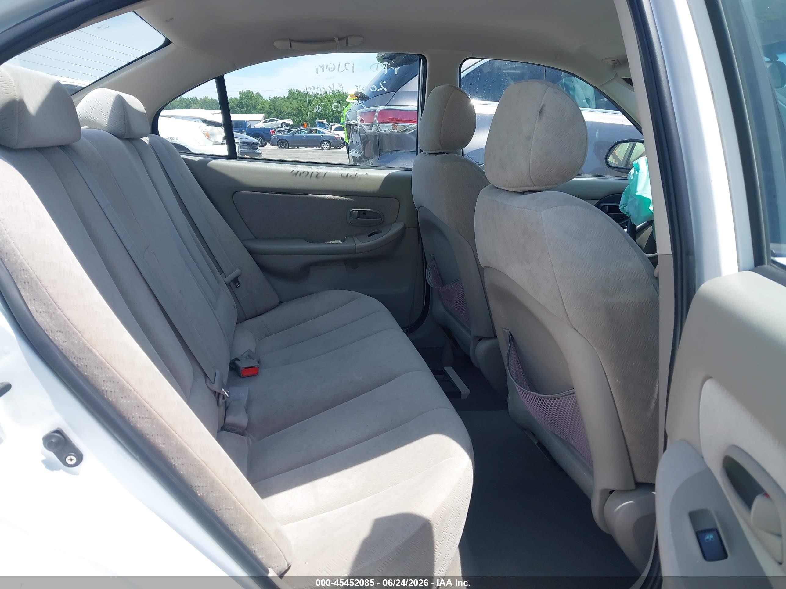 2005 Hyundai Elantra Gls/gt White vin: KMHDN46D15U106294