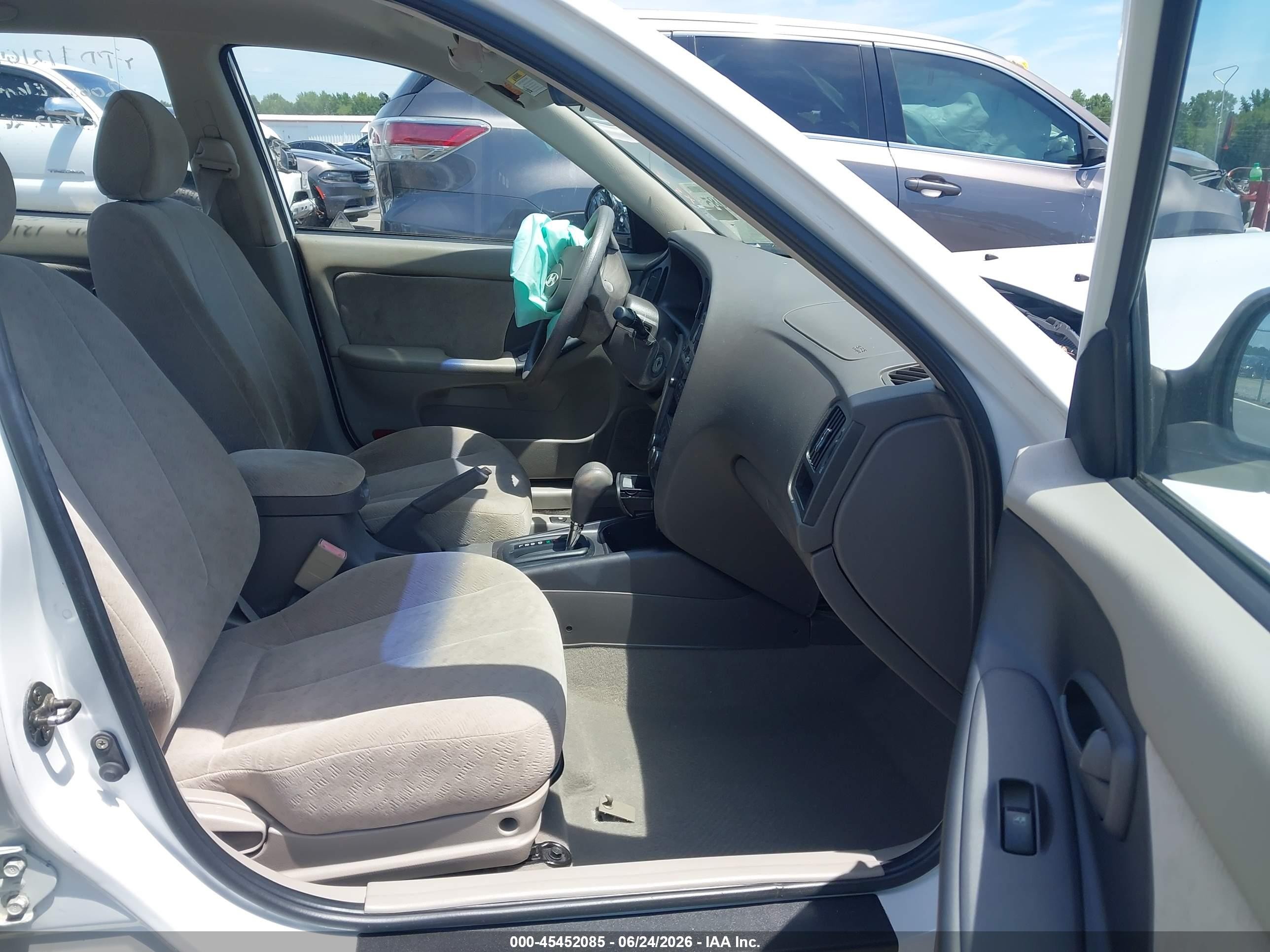 2005 Hyundai Elantra Gls/gt White vin: KMHDN46D15U106294
