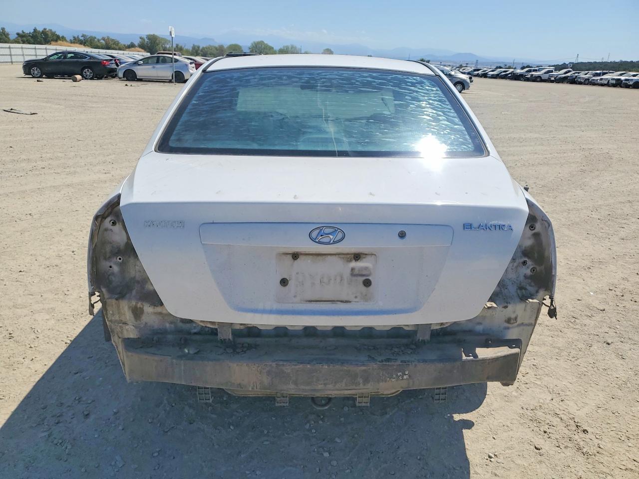 2005 Hyundai Elantra Gls White vin: KMHDN46D15U150604