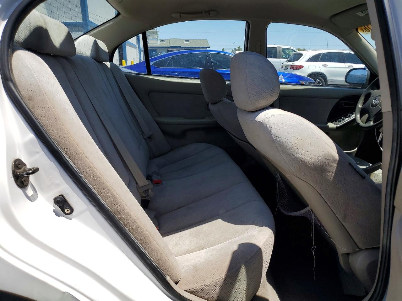 2004 Hyundai Elantra Gls White vin: KMHDN46D24U907380