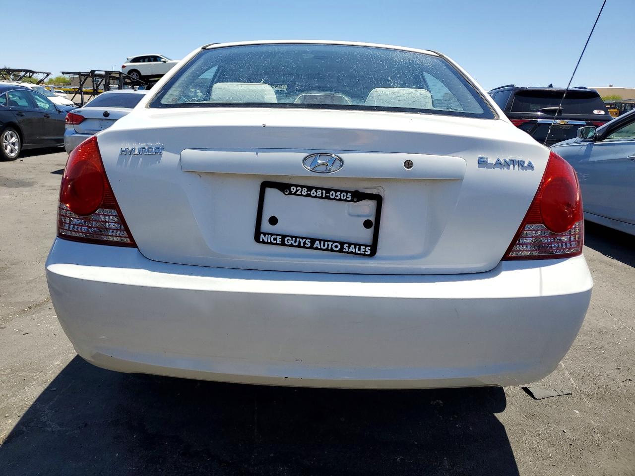 2004 Hyundai Elantra Gls White vin: KMHDN46D24U907380