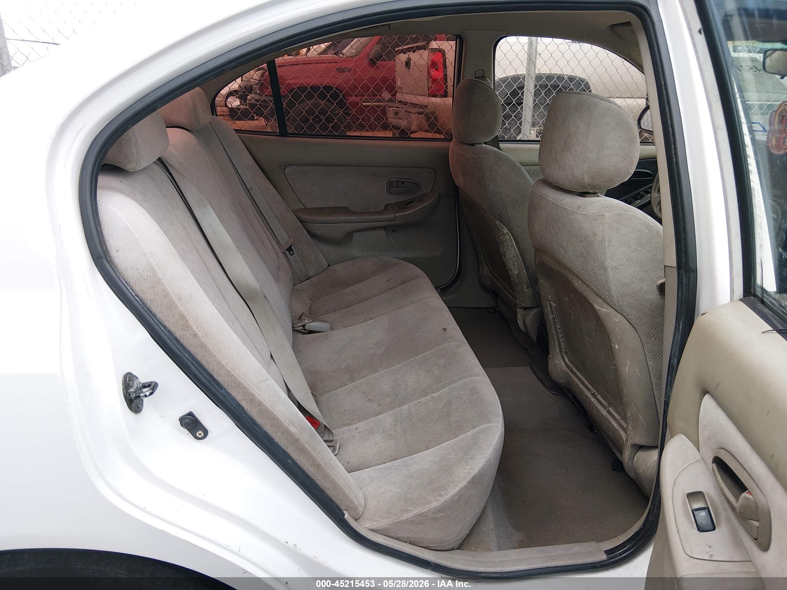 2004 Hyundai Elantra Gls/gt White vin: KMHDN46D24U917617