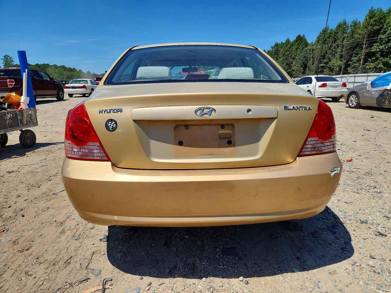 2004 Hyundai Elantra Gls Gold vin: KMHDN46D44U745302