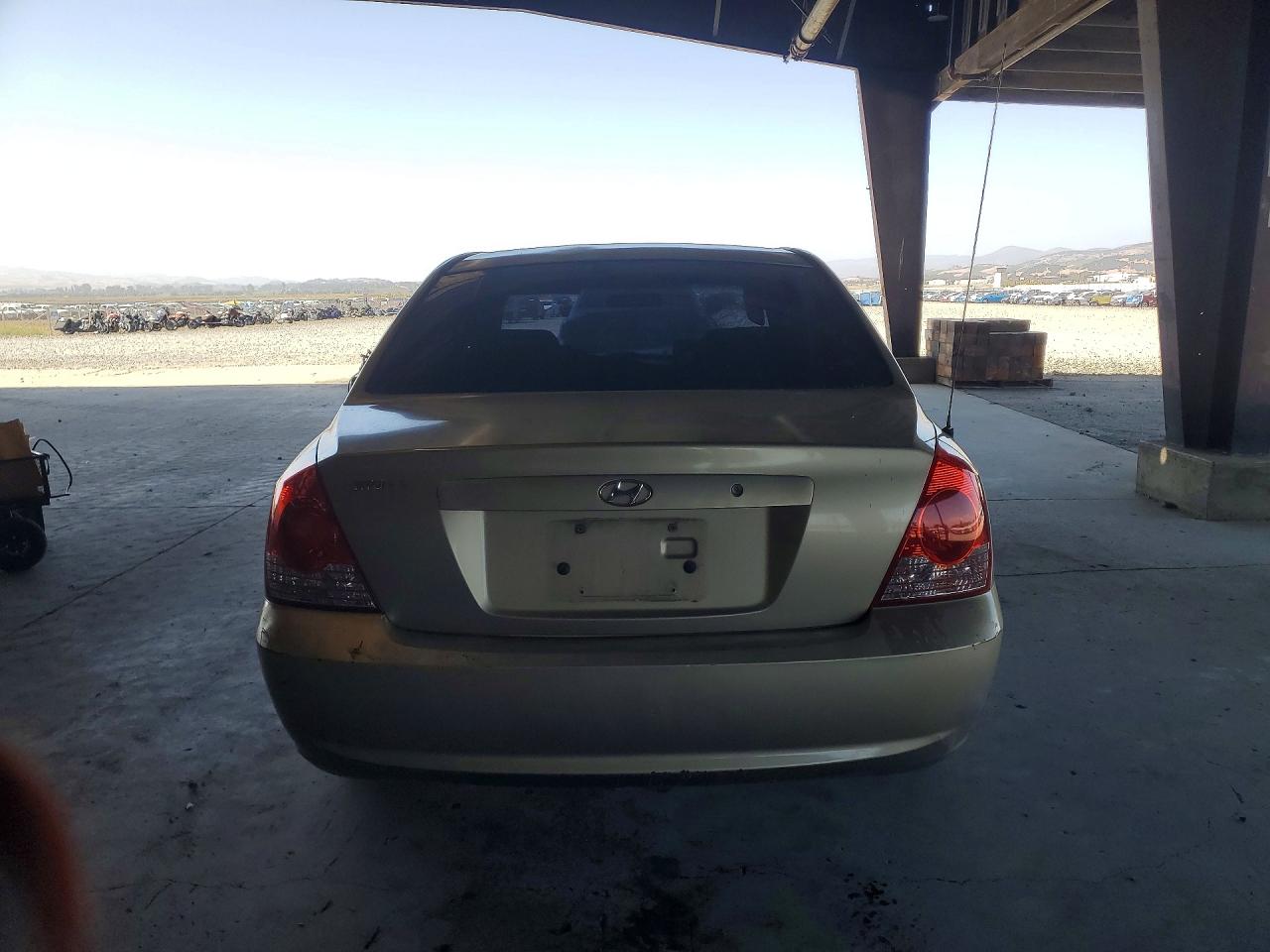 2005 Hyundai Elentra Gold vin: KMHDN46D45U010529