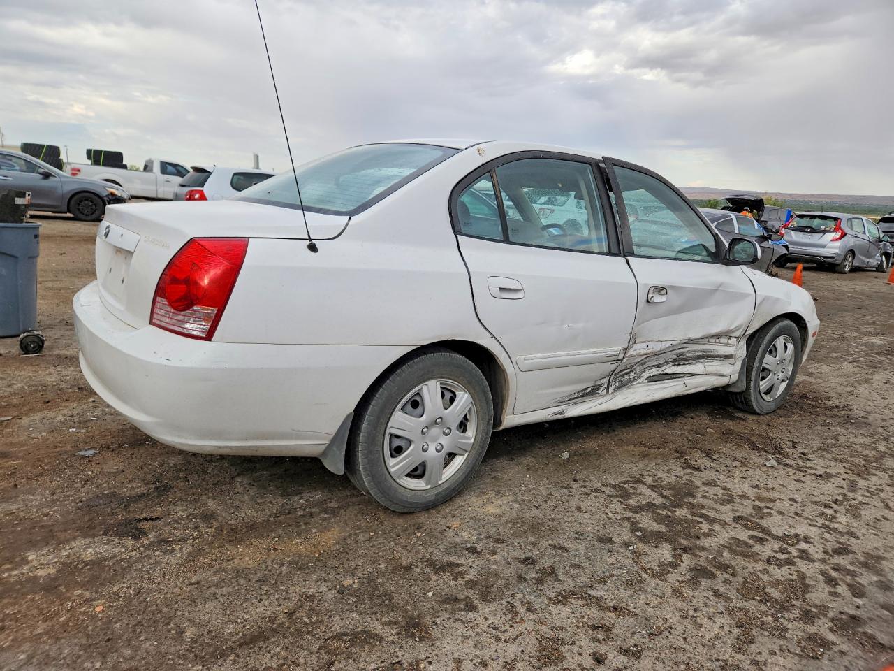 2005 Hyundai Elantra Gls White vin: KMHDN46D45U108864