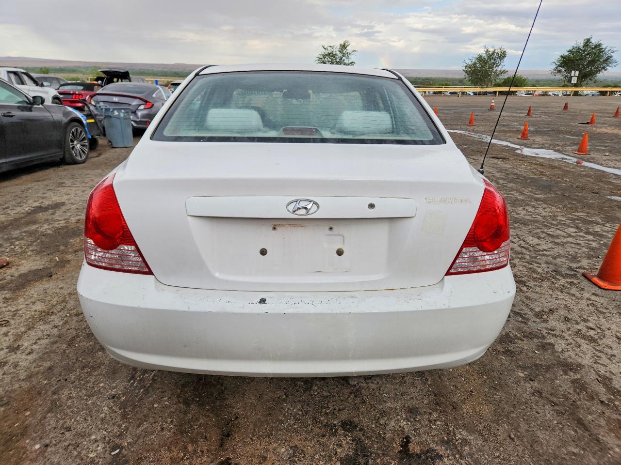 2005 Hyundai Elantra Gls White vin: KMHDN46D45U108864