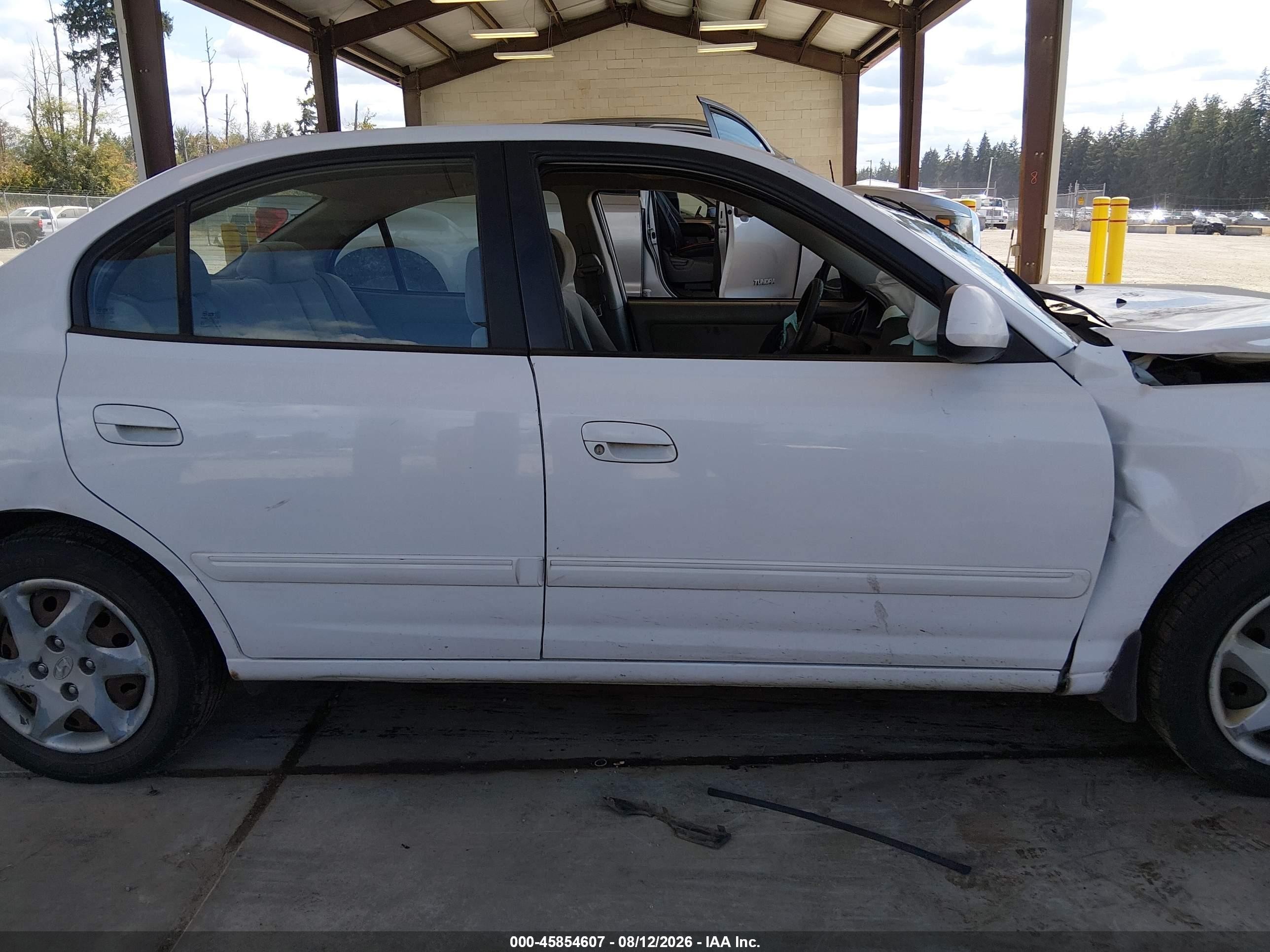 2005 Hyundai Elantra Gls/gt White vin: KMHDN46D45U195438