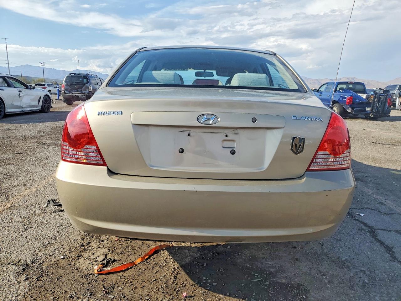 2005 Hyundai Elantra Gls Gold vin: KMHDN46D65U106775