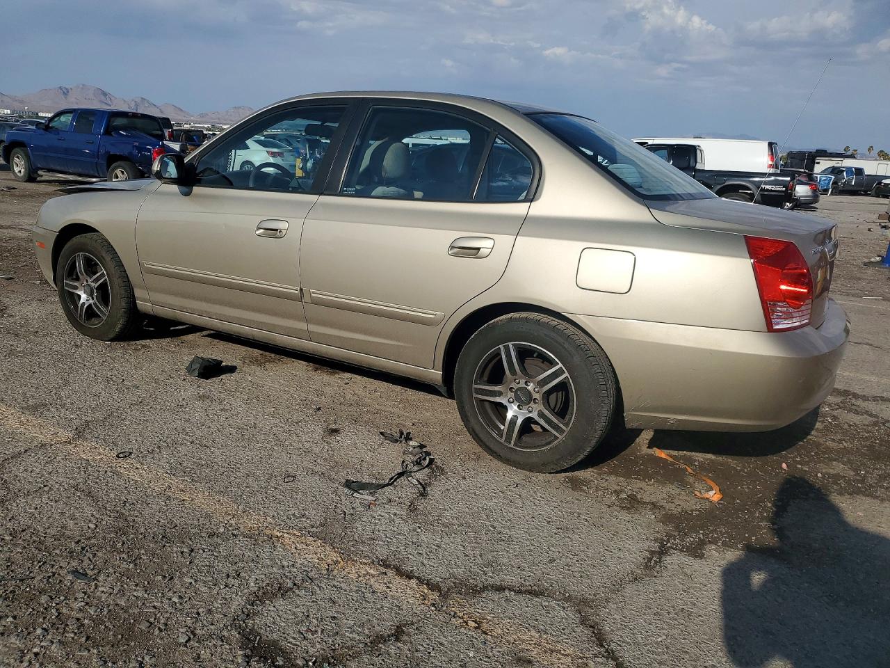 2005 Hyundai Elantra Gls Gold vin: KMHDN46D65U106775