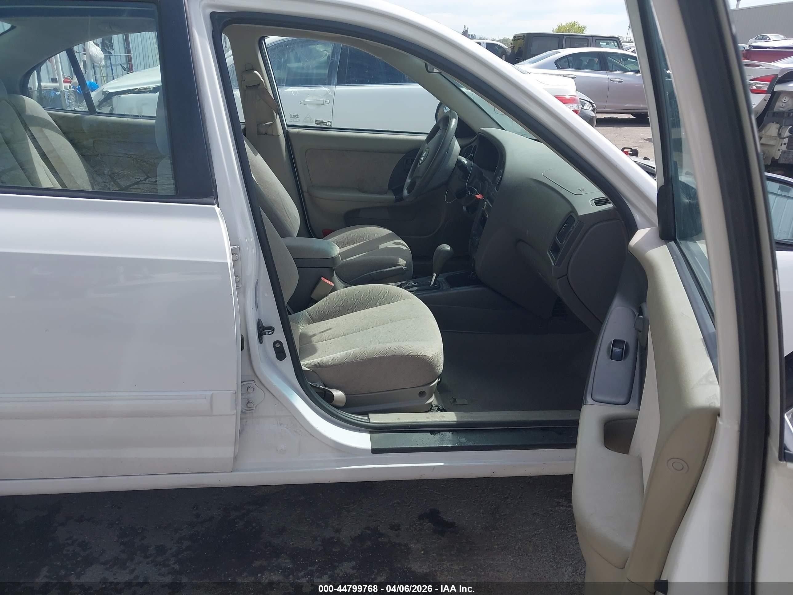 2005 Hyundai Elantra Gls/gt White vin: KMHDN46D85U975829