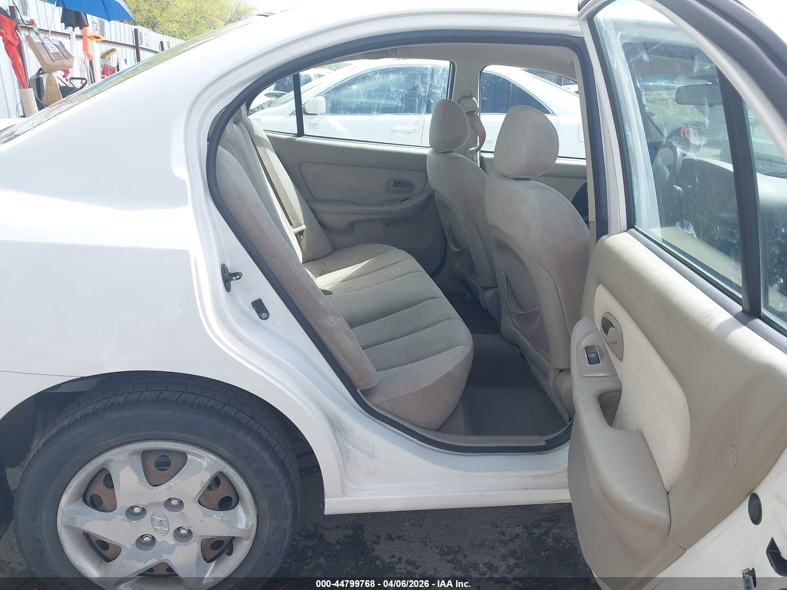 2005 Hyundai Elantra Gls/gt White vin: KMHDN46D85U975829