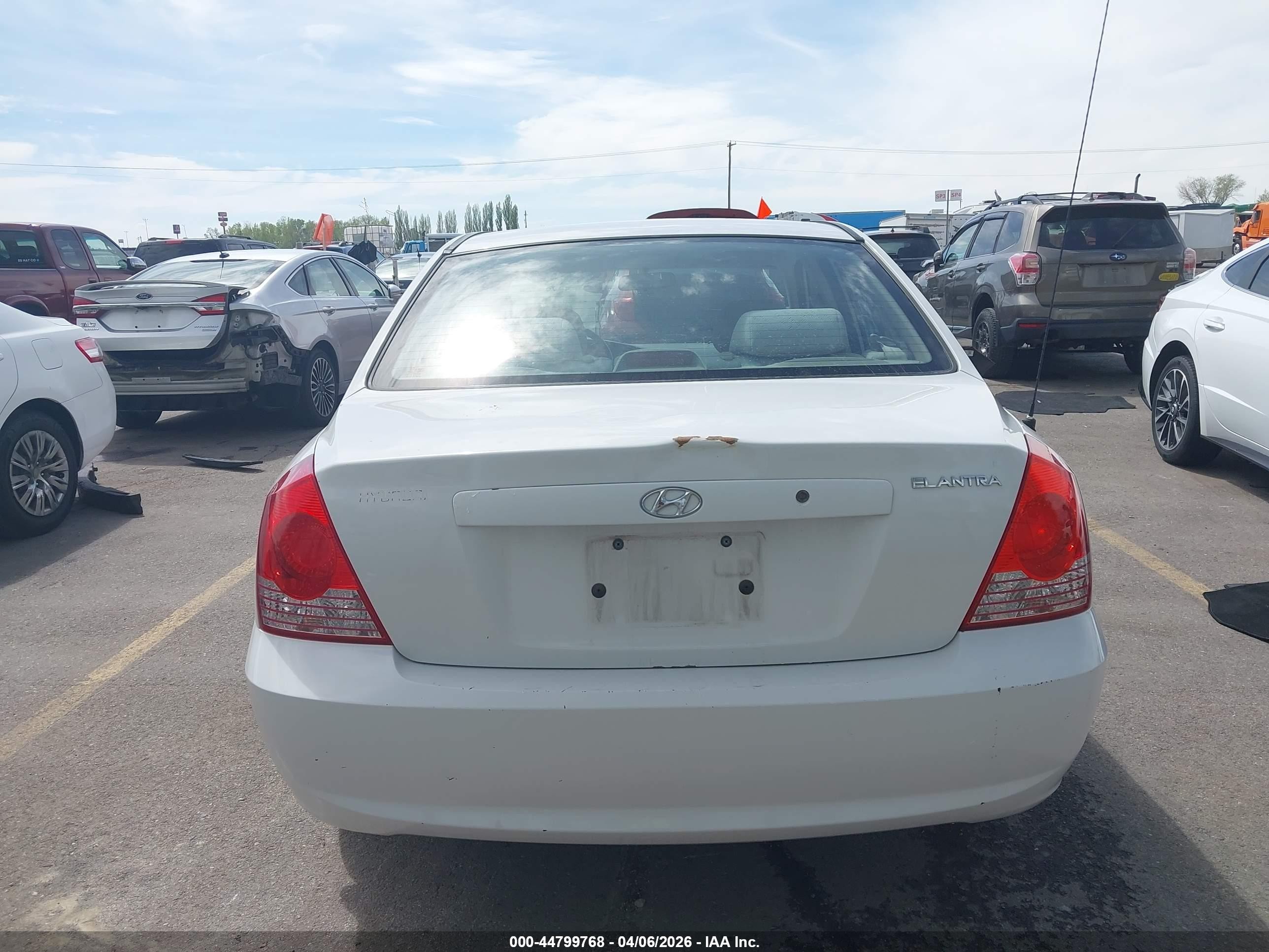 2005 Hyundai Elantra Gls/gt White vin: KMHDN46D85U975829