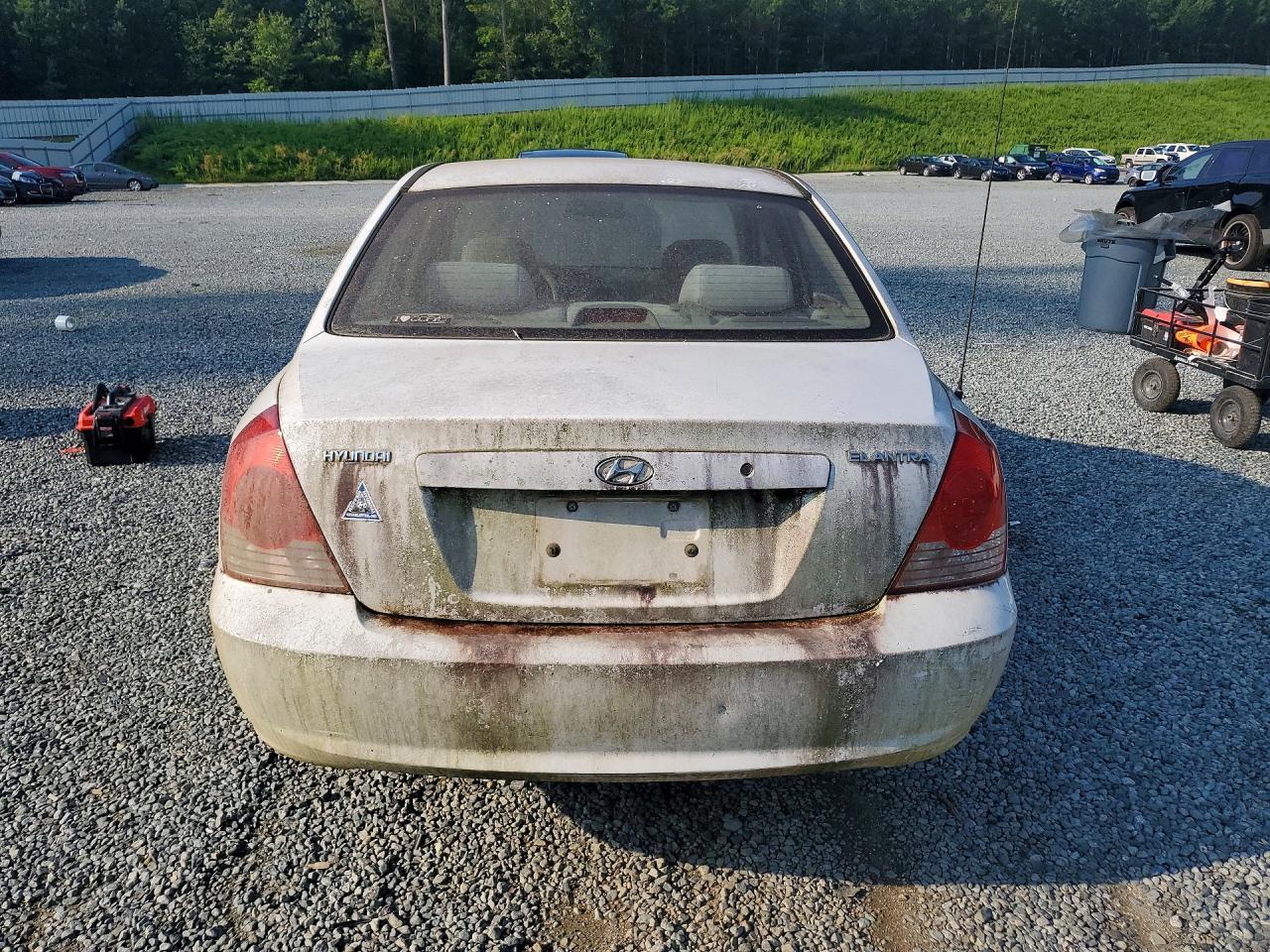 2004 Hyundai Elantra Gls White vin: KMHDN46D94U724901