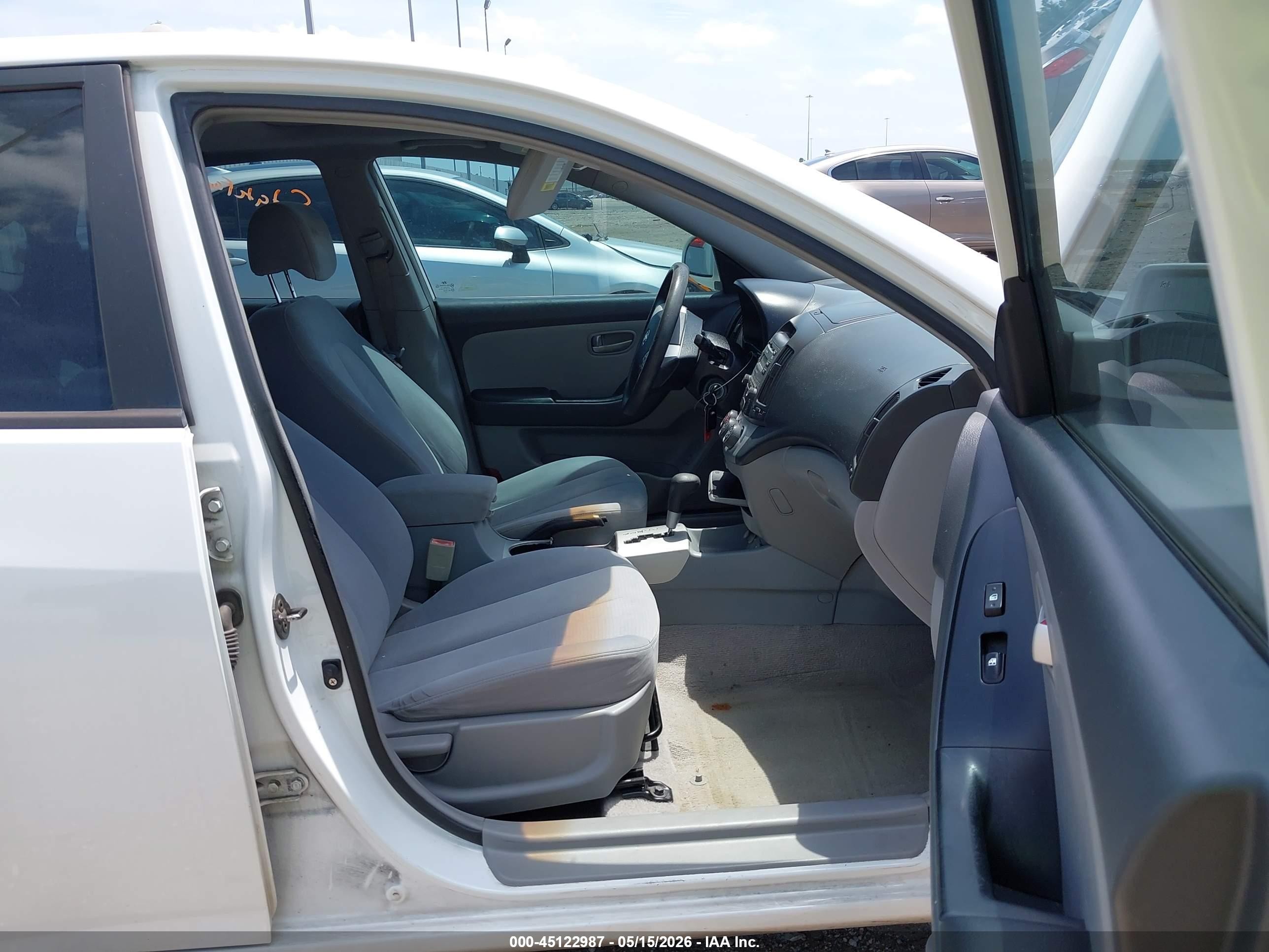 2007 Hyundai Elantra Gls/limited/se White vin: KMHDU46D27U076714