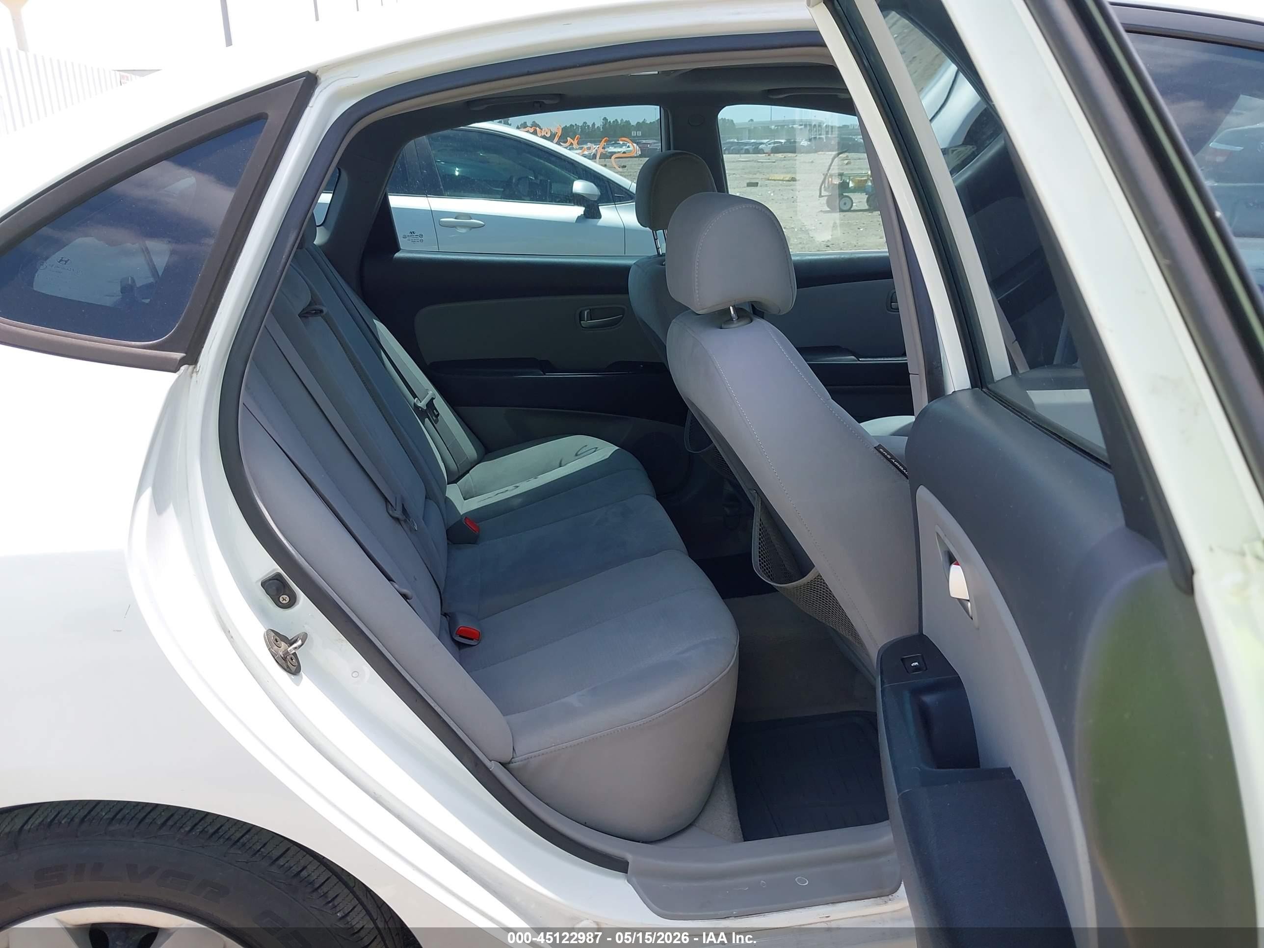 2007 Hyundai Elantra Gls/limited/se White vin: KMHDU46D27U076714