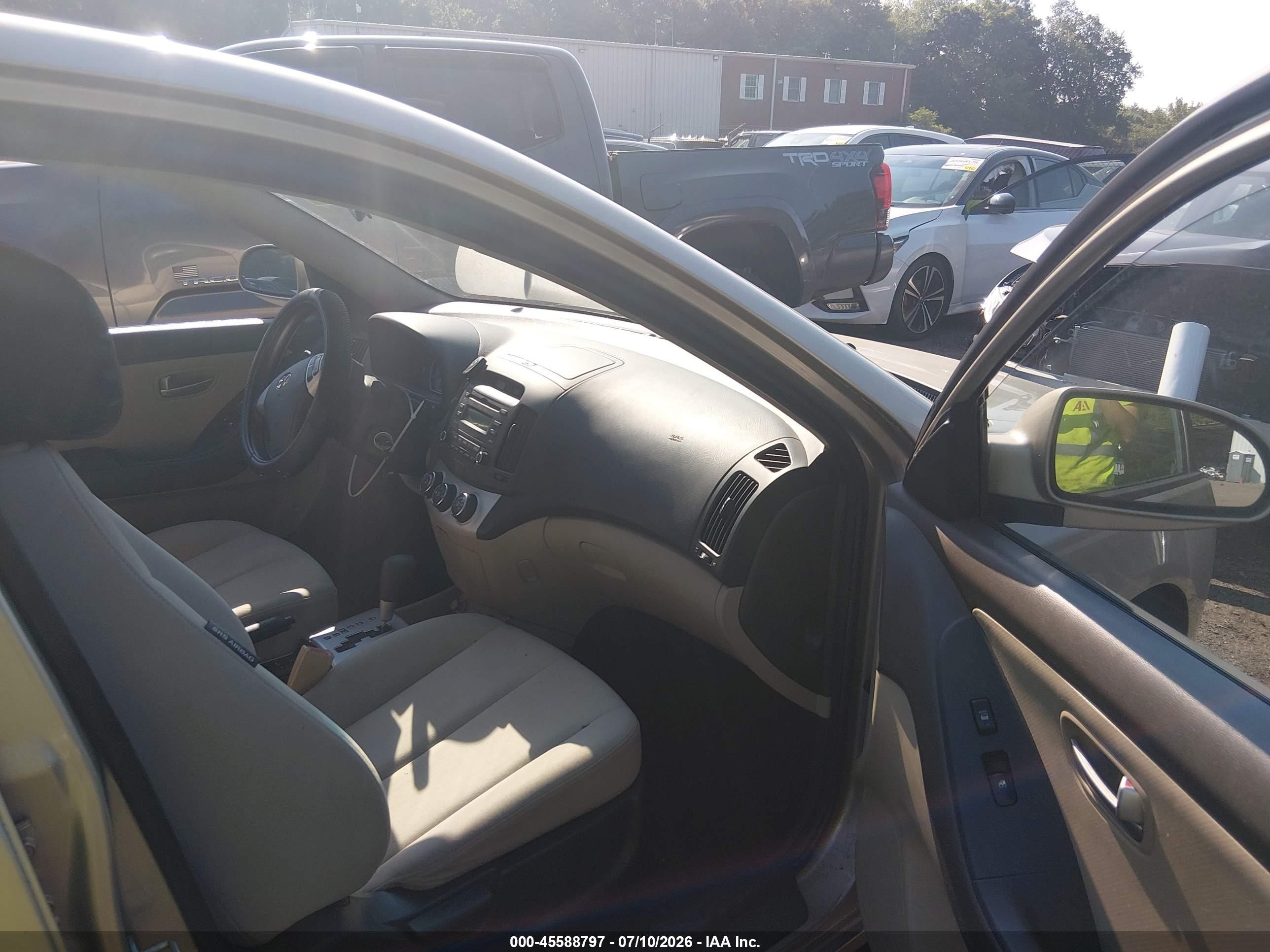 2008 Hyundai Elantra Gls/se Gold vin: KMHDU46D28U565325