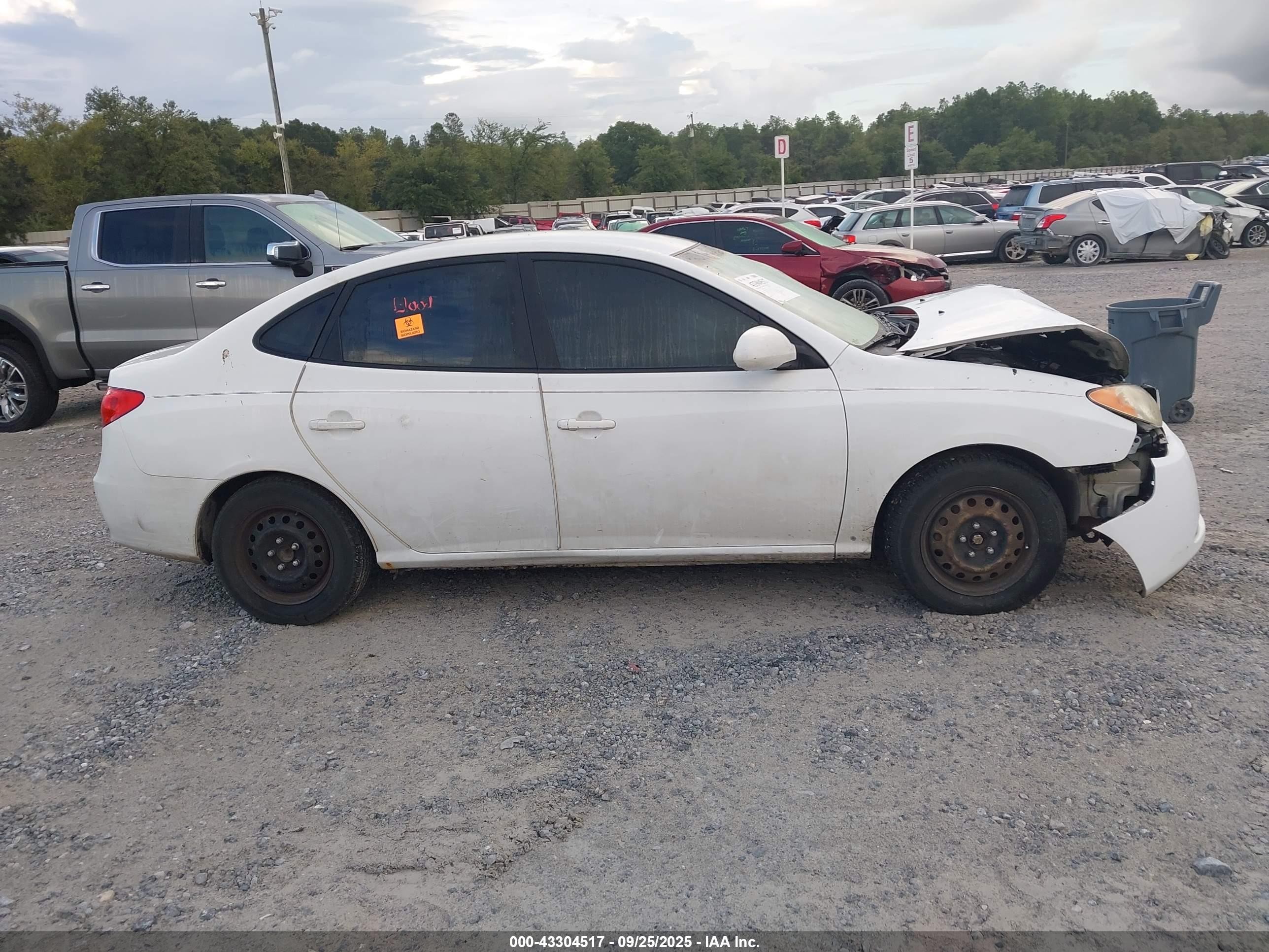 2007 Hyundai Elantra Gls/limited/se White vin: KMHDU46D47U017826
