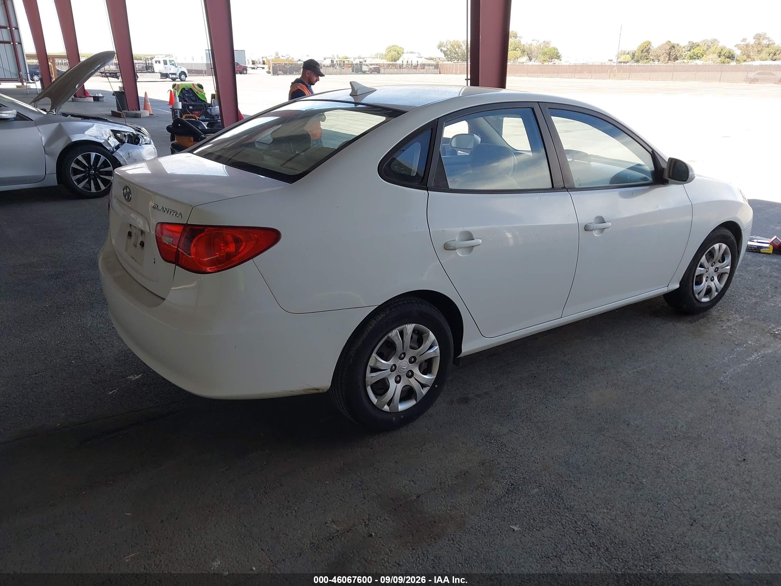 2009 Hyundai Elantra Gls White vin: KMHDU46D49U716327
