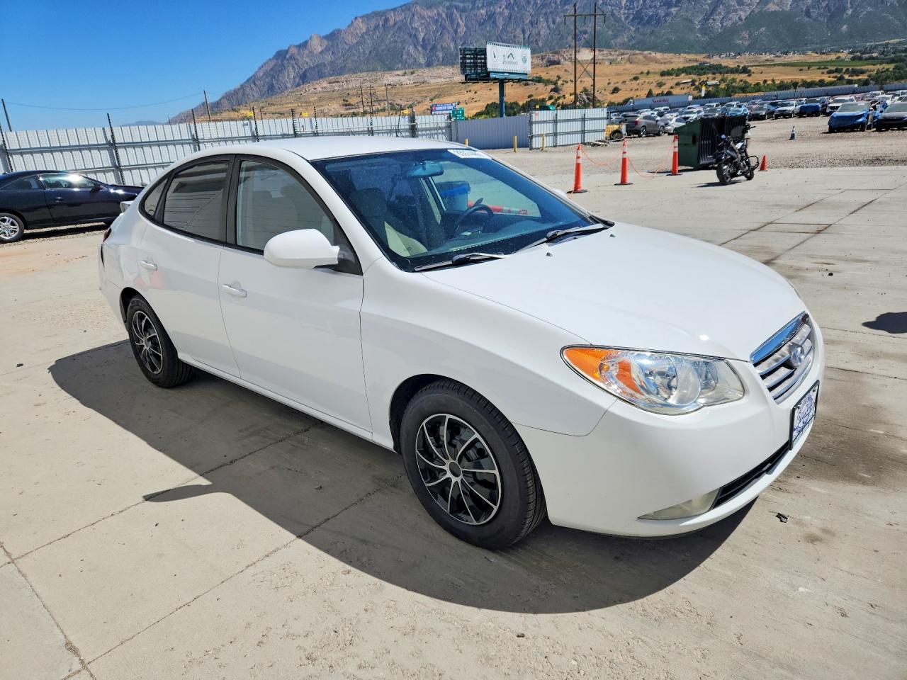 2008 Hyundai Elantra White vin: KMHDU46D68U305526