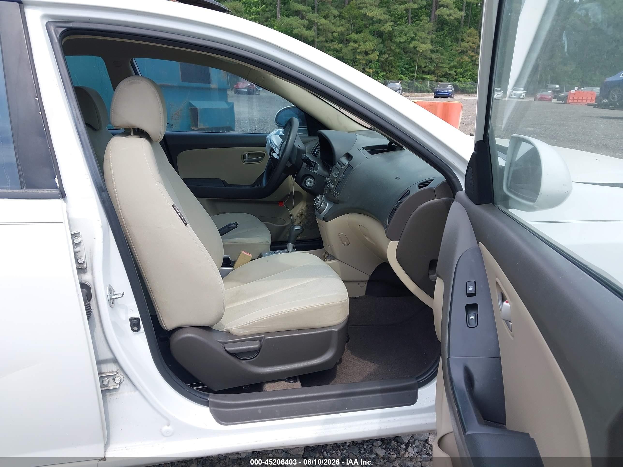 2008 Hyundai Elantra Gls/se White vin: KMHDU46D68U421261