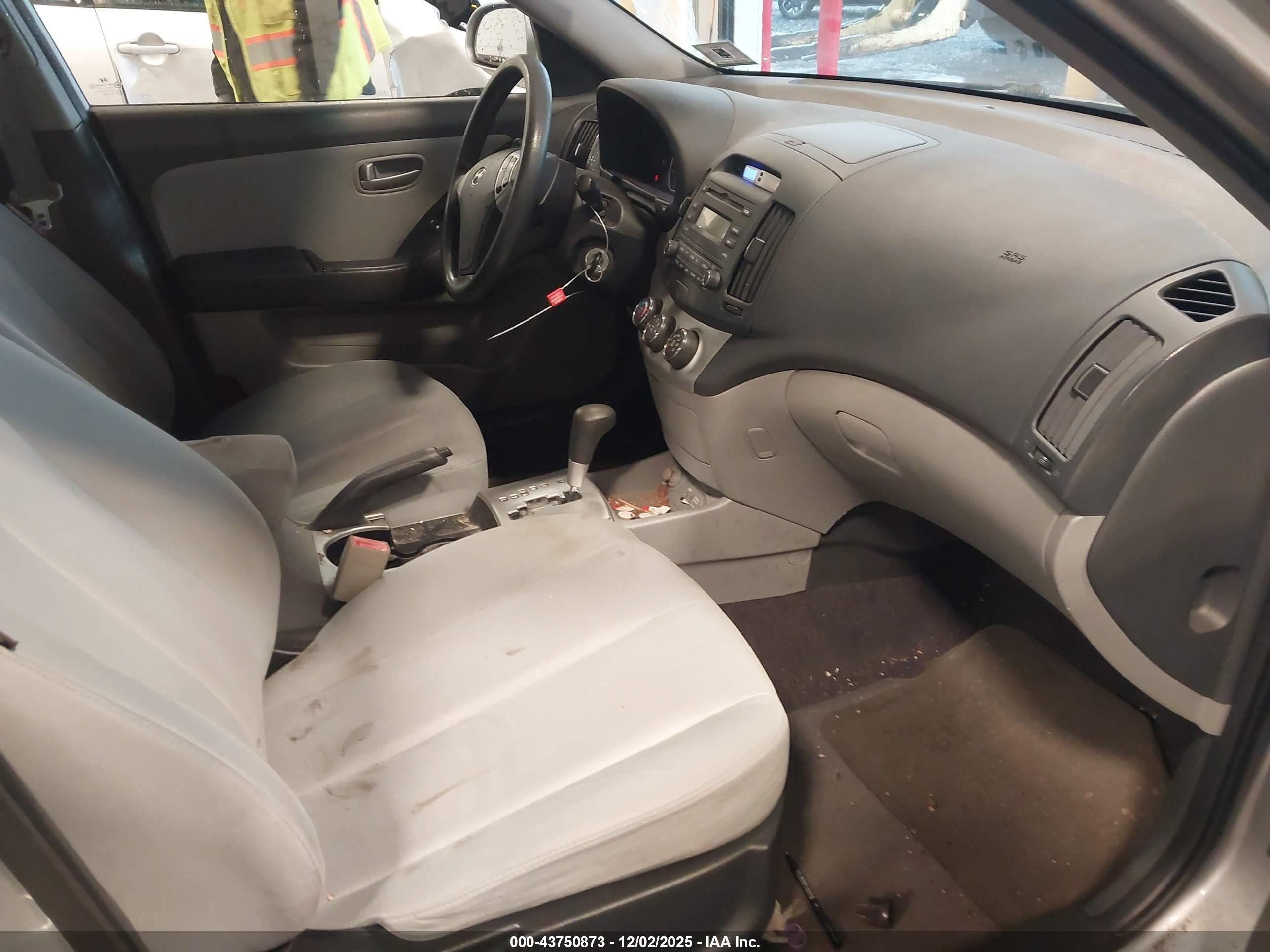 2008 Hyundai Elantra Gls/se Серебряный vin: KMHDU46D78U548908