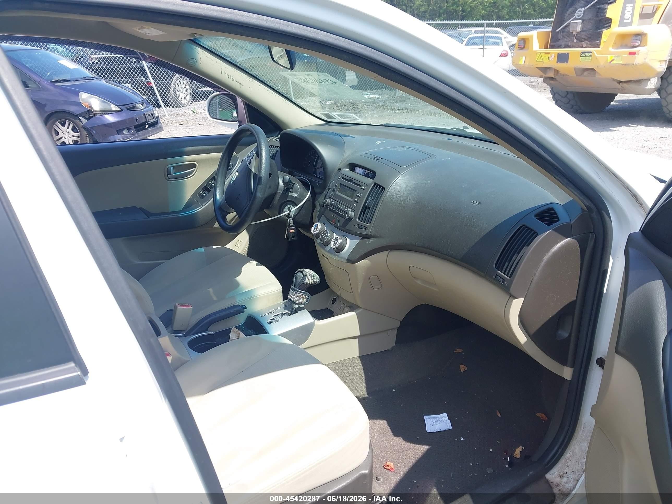 2008 Hyundai Elantra Gls/se White vin: KMHDU46D98U478585