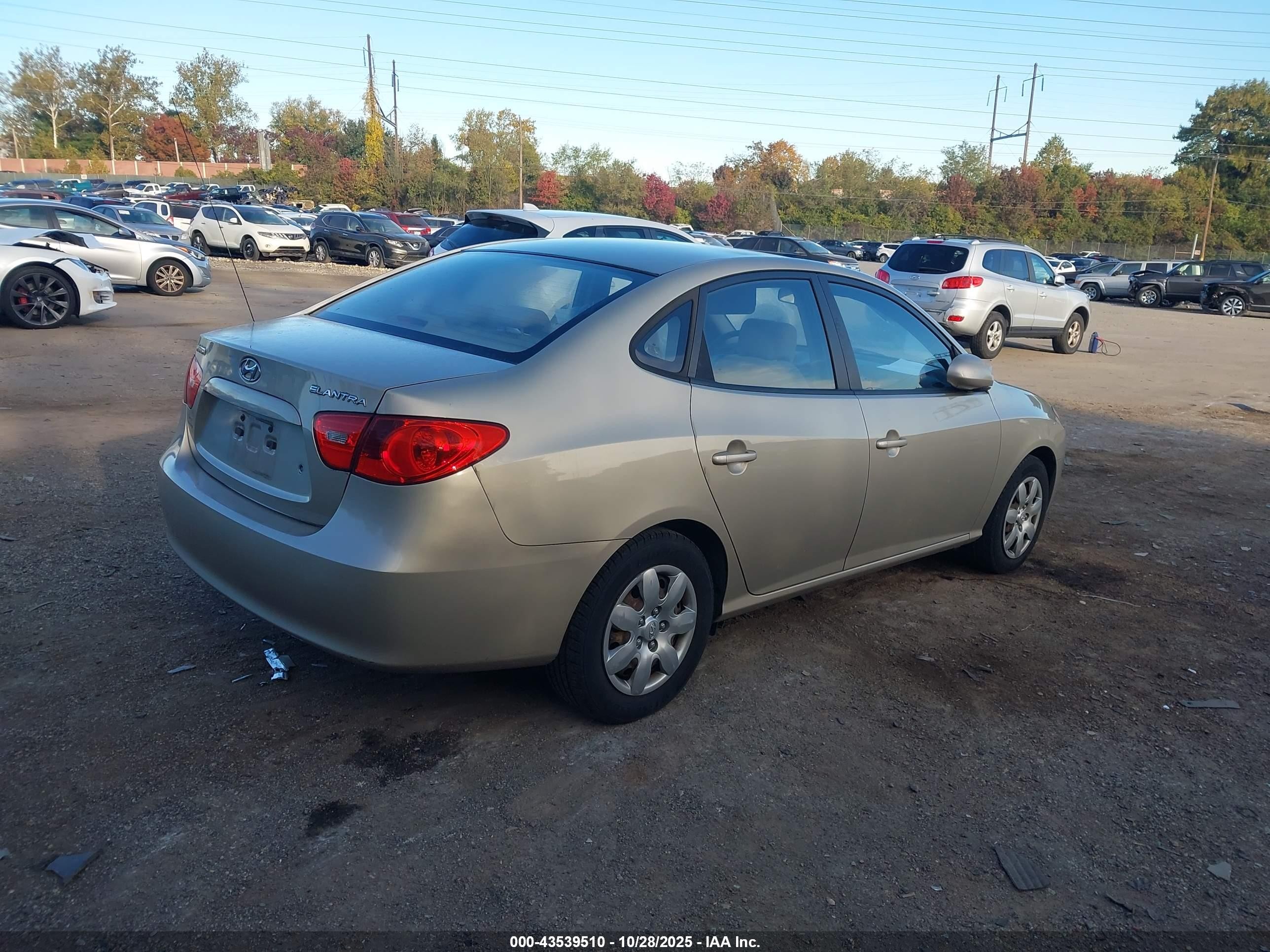 2007 Hyundai Elantra Gls/limited/se Золотой vin: KMHDU46DX7U088254