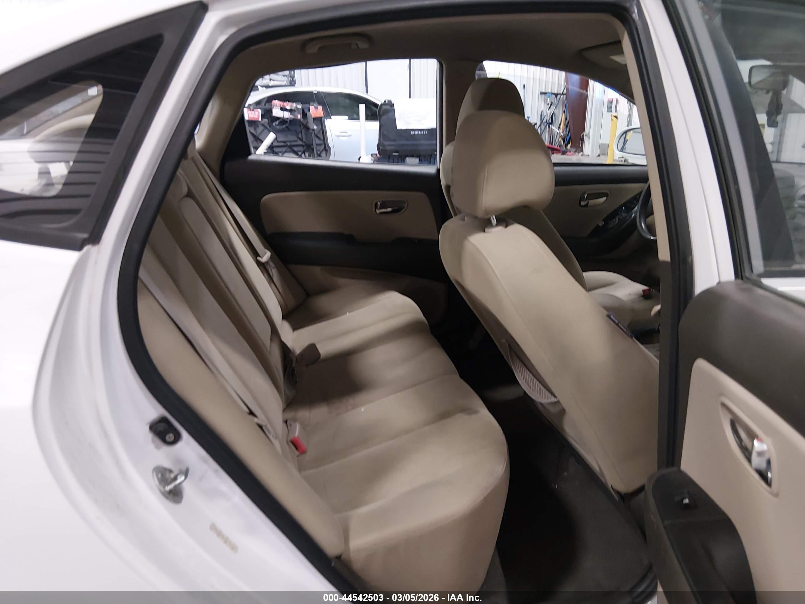 2010 Hyundai Elantra Gls White vin: KMHDU4AD7AU124528