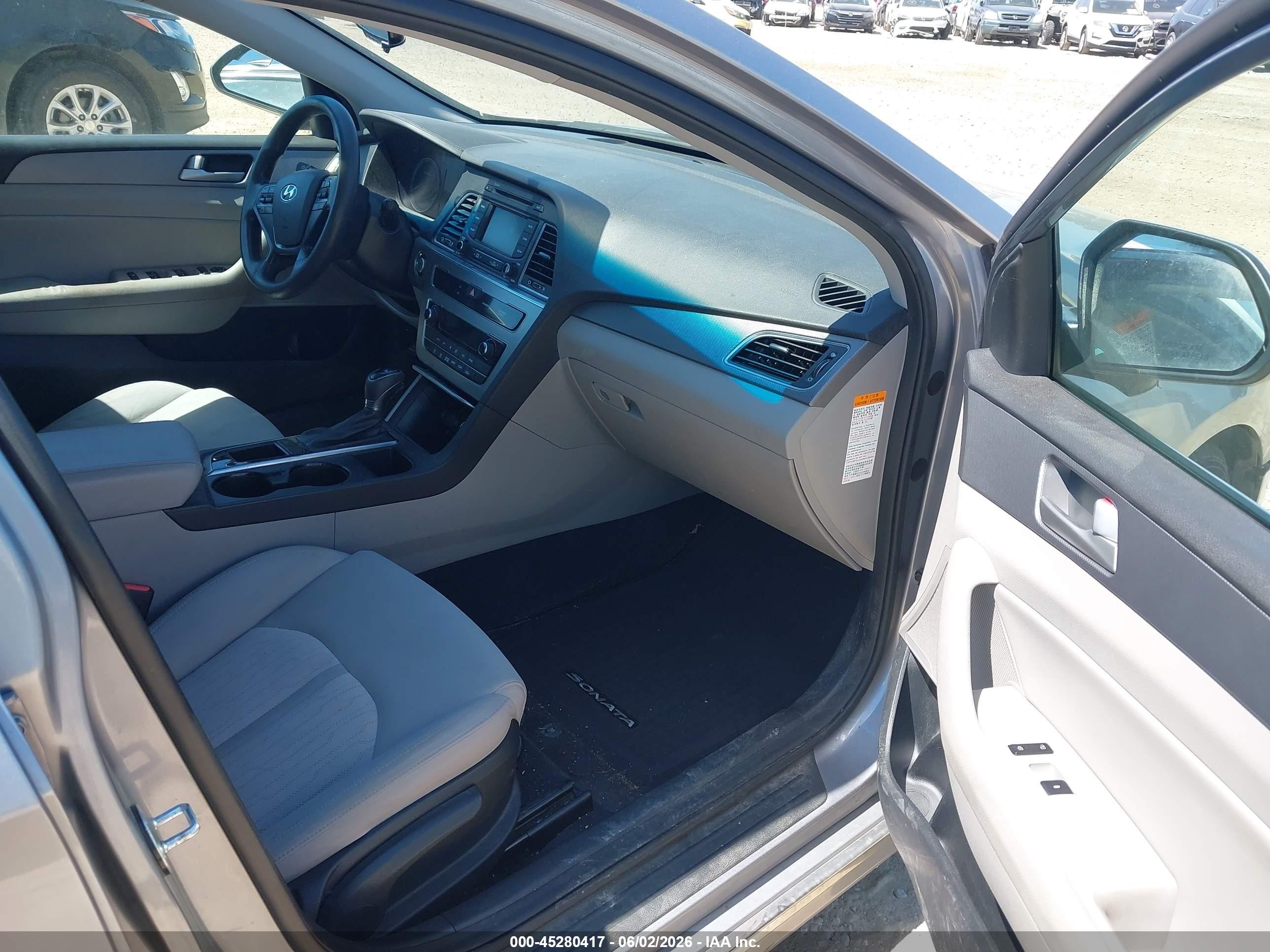 2016 Hyundai Sonata Hybrid Se Silver vin: KMHE24L10GA022026