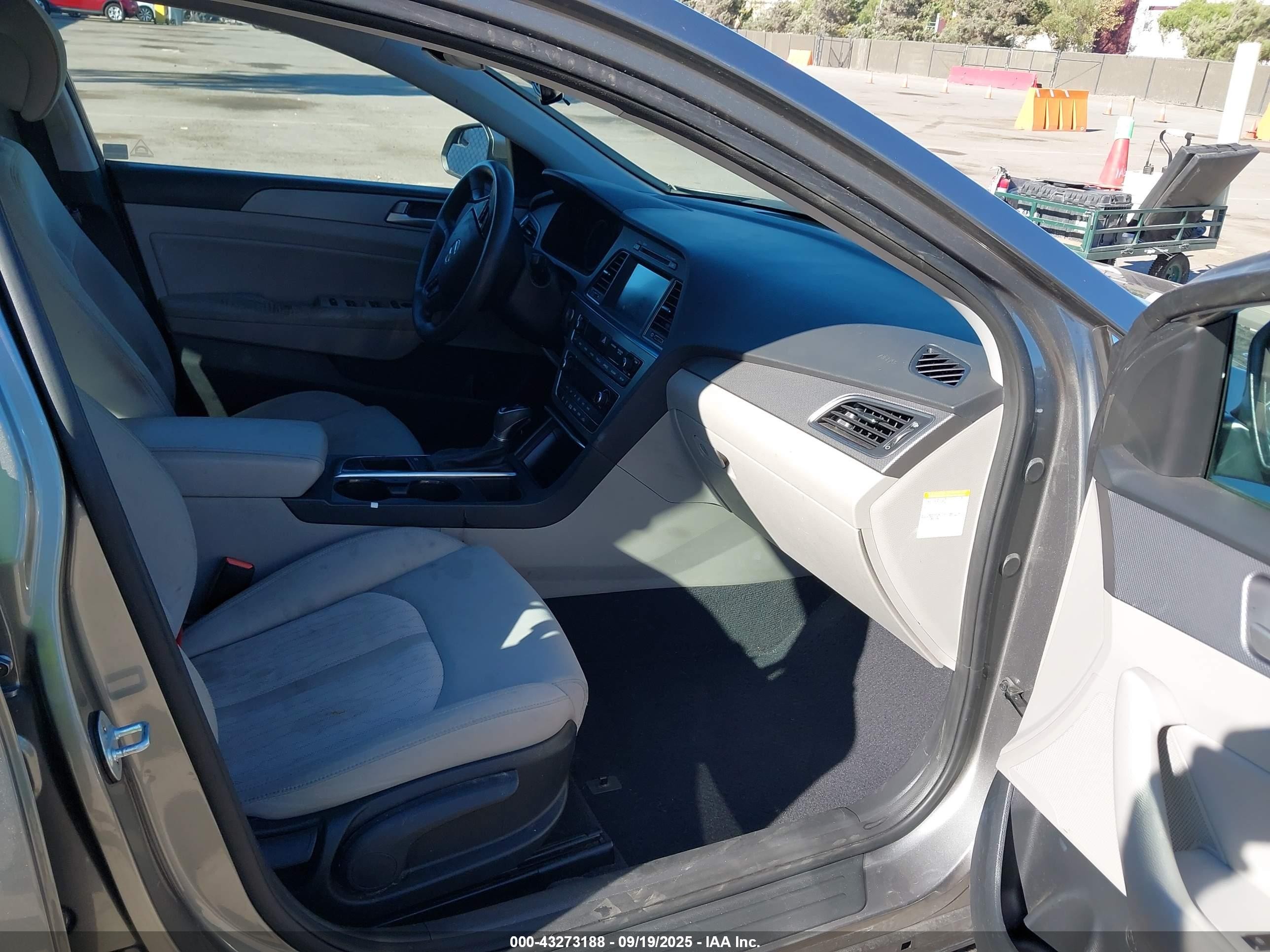 2017 Hyundai Sonata Hybrid Se Gray vin: KMHE24L36HA066728