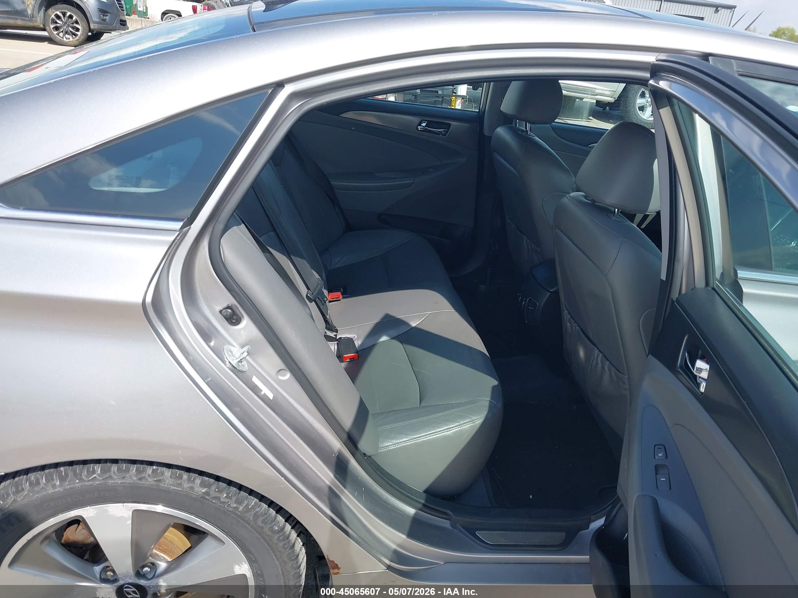 2011 Hyundai Sonata Hybrid   Silver vin: KMHEC4A40BA014513
