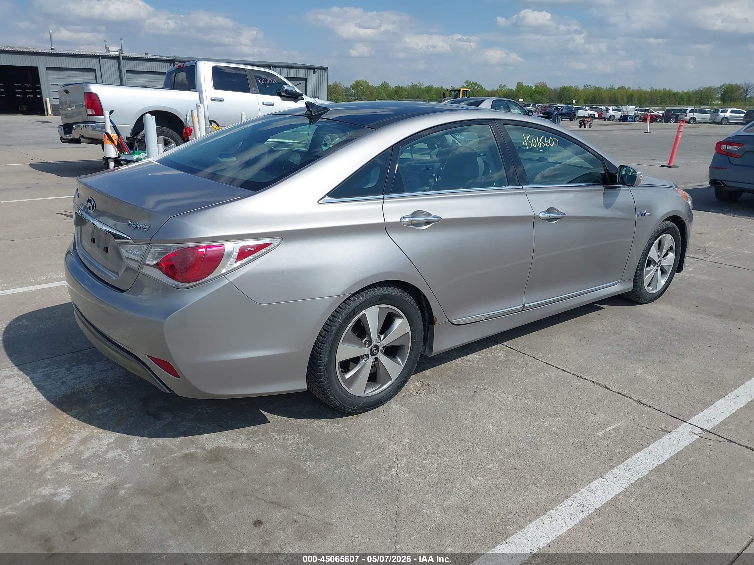 2011 Hyundai Sonata Hybrid   Silver vin: KMHEC4A40BA014513