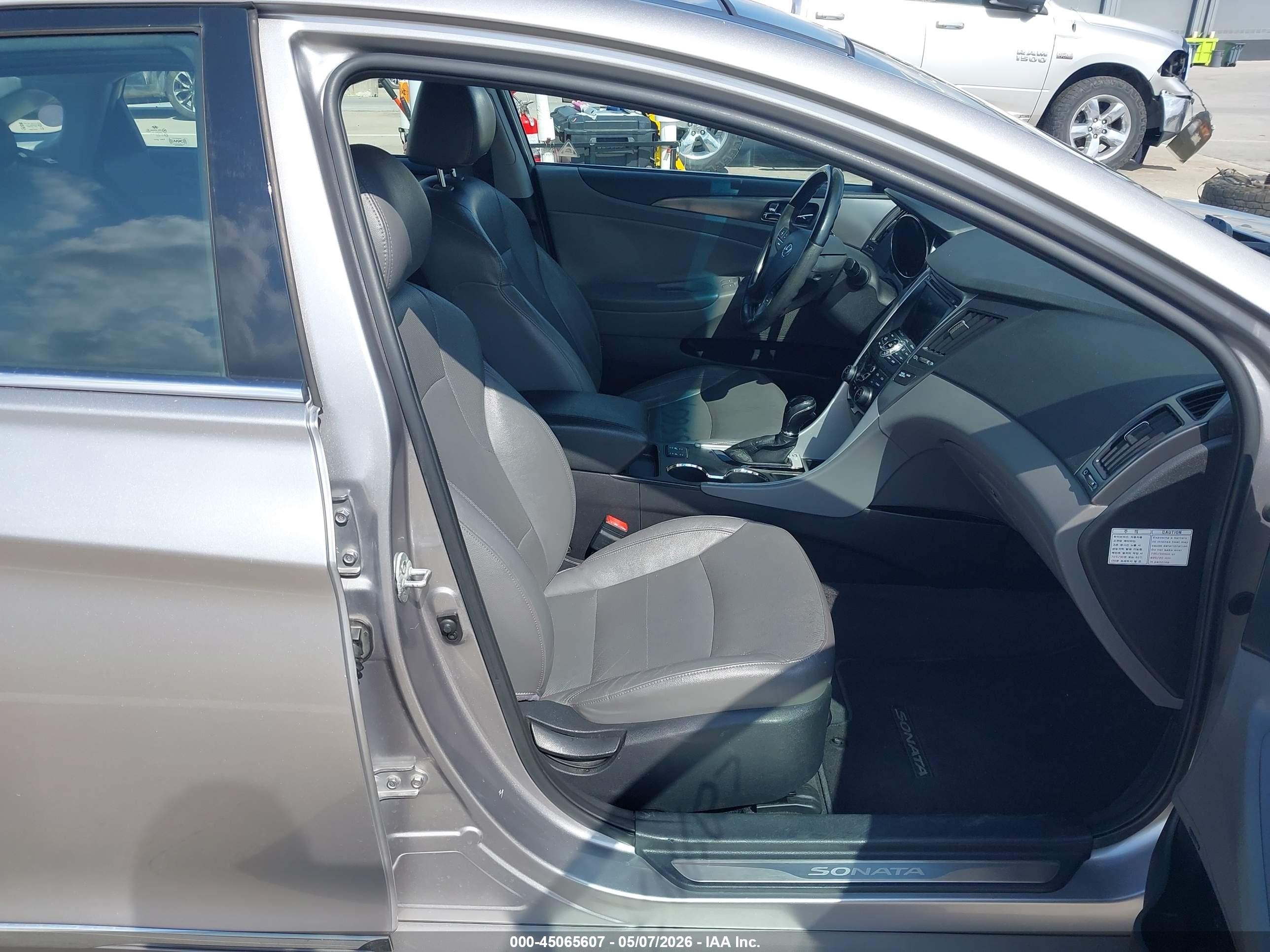 2011 Hyundai Sonata Hybrid   Silver vin: KMHEC4A40BA014513