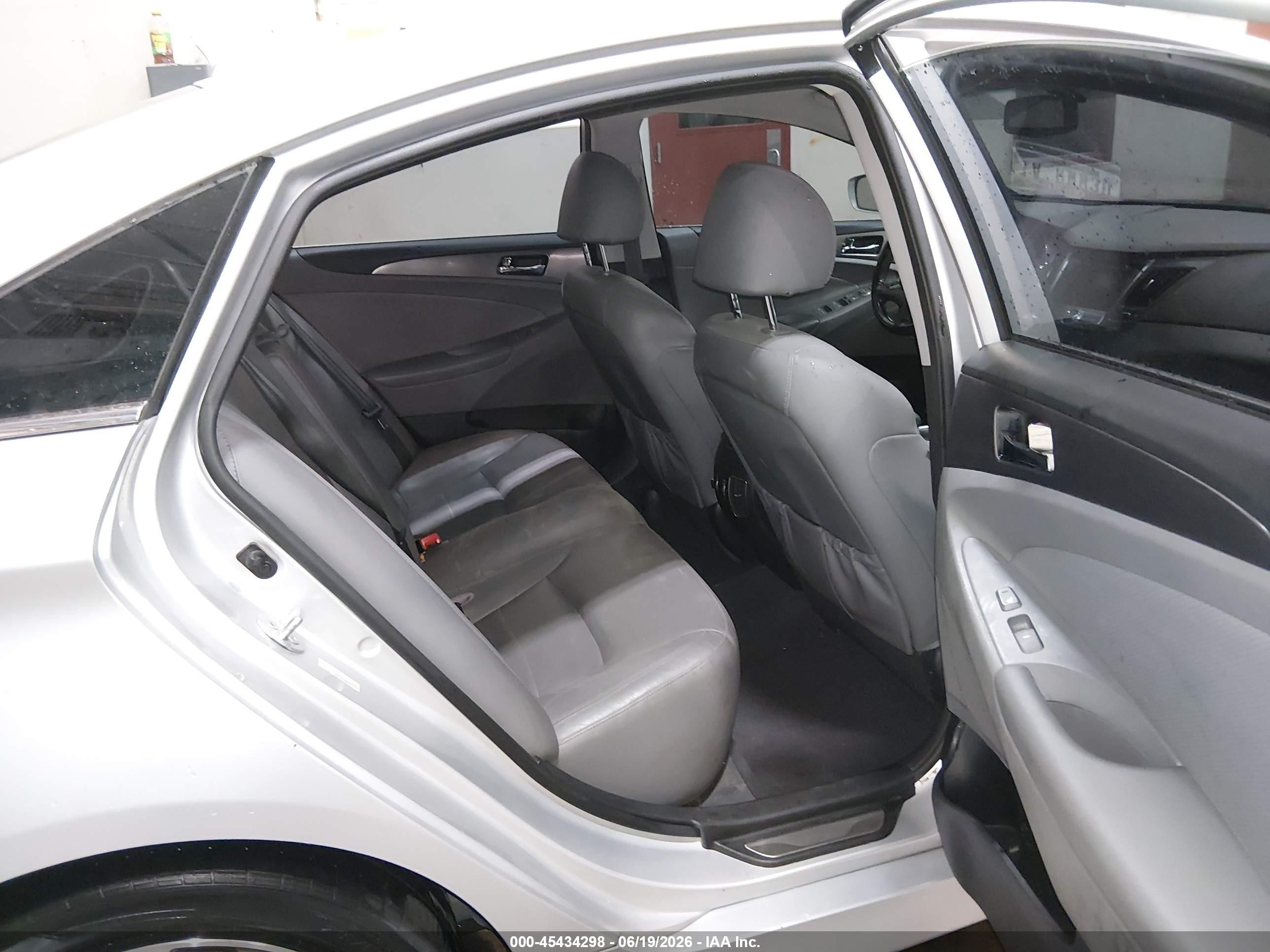 2013 Hyundai Sonata Hybrid Limited Silver vin: KMHEC4A40DA072074