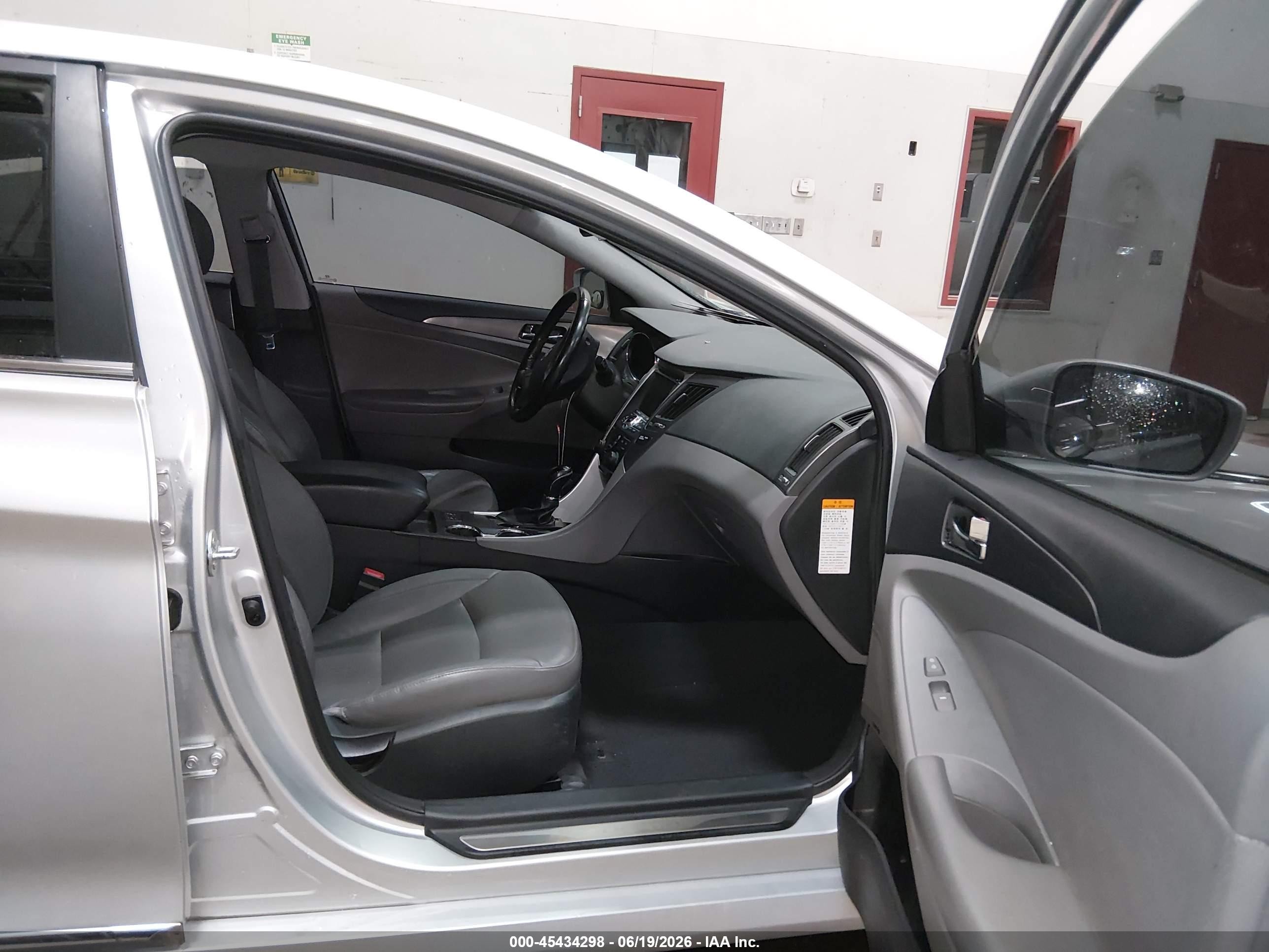 2013 Hyundai Sonata Hybrid Limited Silver vin: KMHEC4A40DA072074
