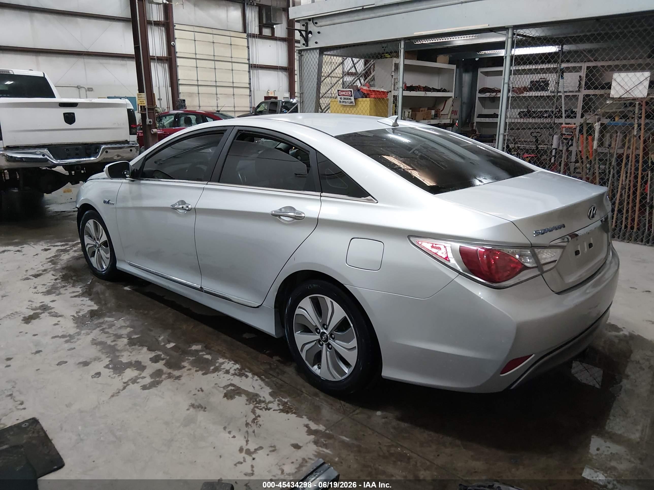 2013 Hyundai Sonata Hybrid Limited Silver vin: KMHEC4A40DA072074