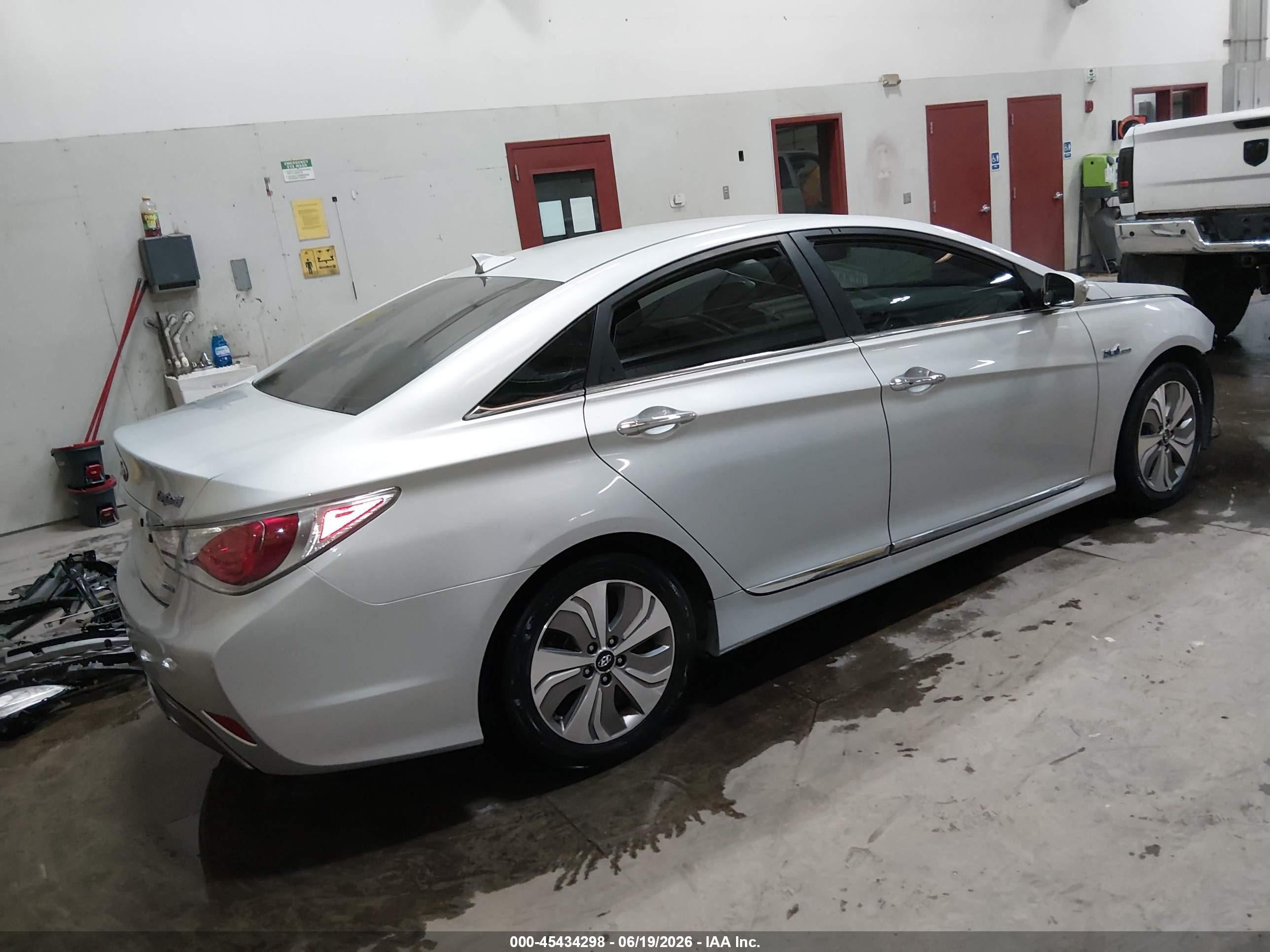2013 Hyundai Sonata Hybrid Limited Silver vin: KMHEC4A40DA072074