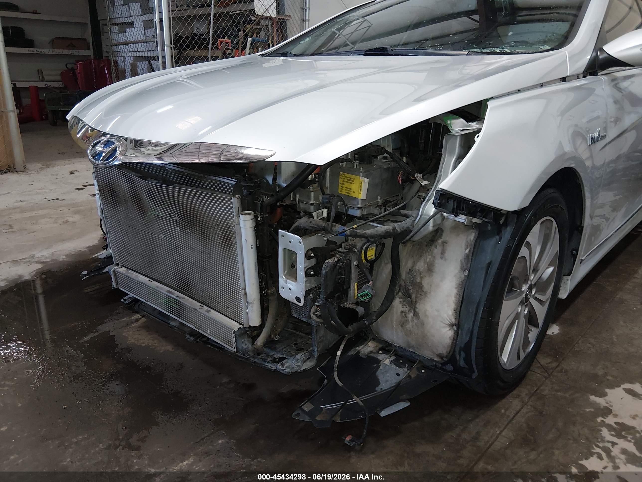 2013 Hyundai Sonata Hybrid Limited Silver vin: KMHEC4A40DA072074