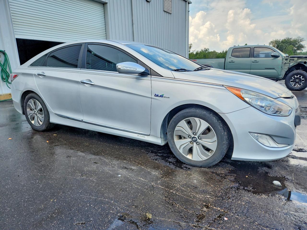 2013 Hyundai Sonata Hybrid Silver vin: KMHEC4A40DA079560