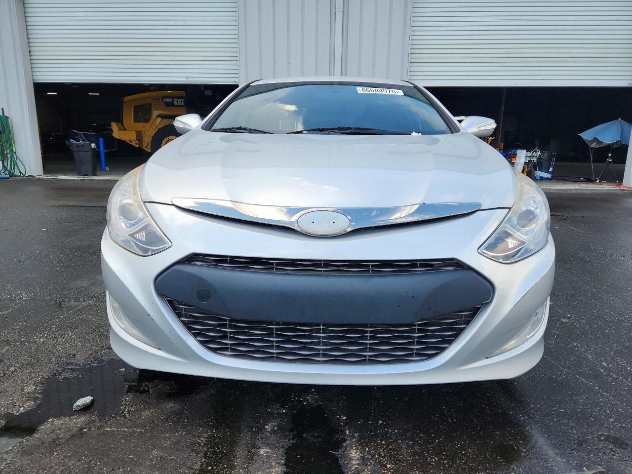 2013 Hyundai Sonata Hybrid Silver vin: KMHEC4A40DA079560