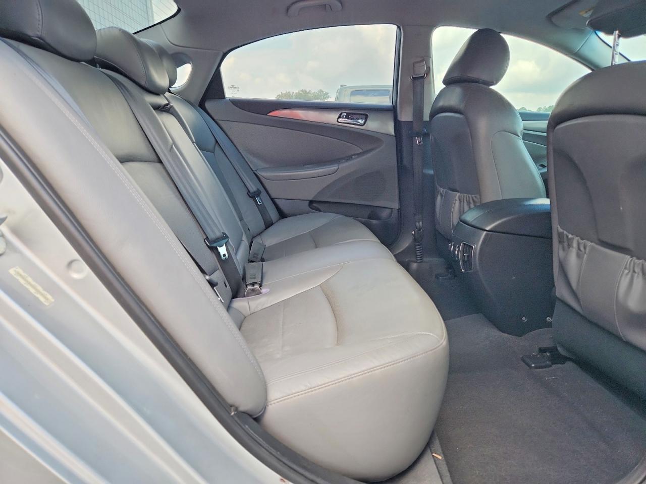 2013 Hyundai Sonata Hybrid Silver vin: KMHEC4A40DA079560