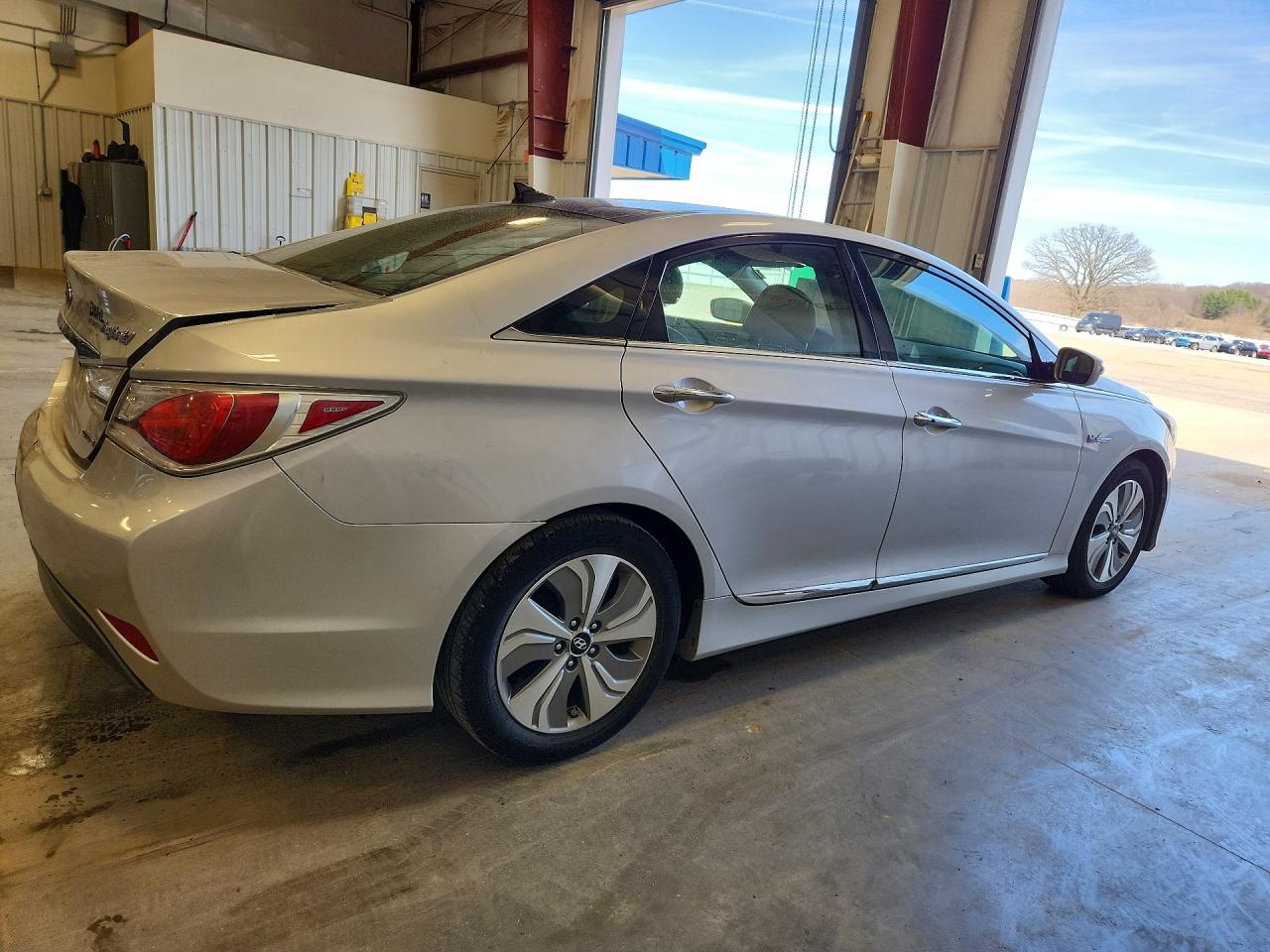 2014 Hyundai Sonata Hybrid Silver vin: KMHEC4A40EA108010
