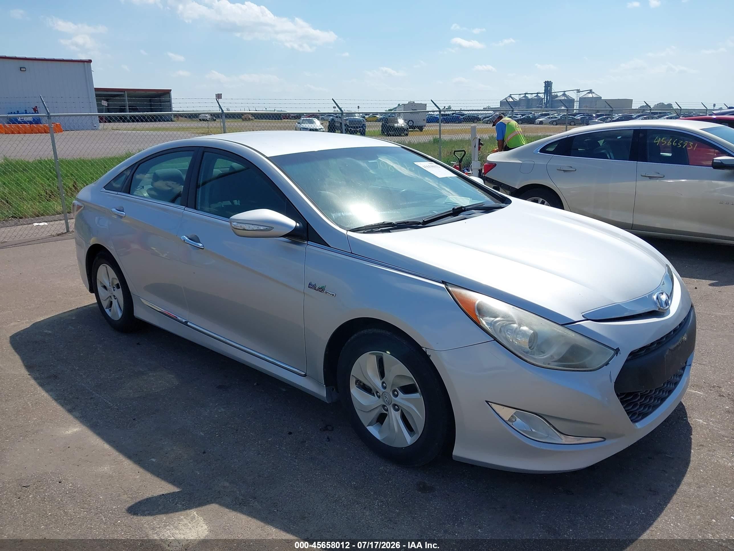 2014 Hyundai Sonata Hybrid   Silver vin: KMHEC4A40EA114535