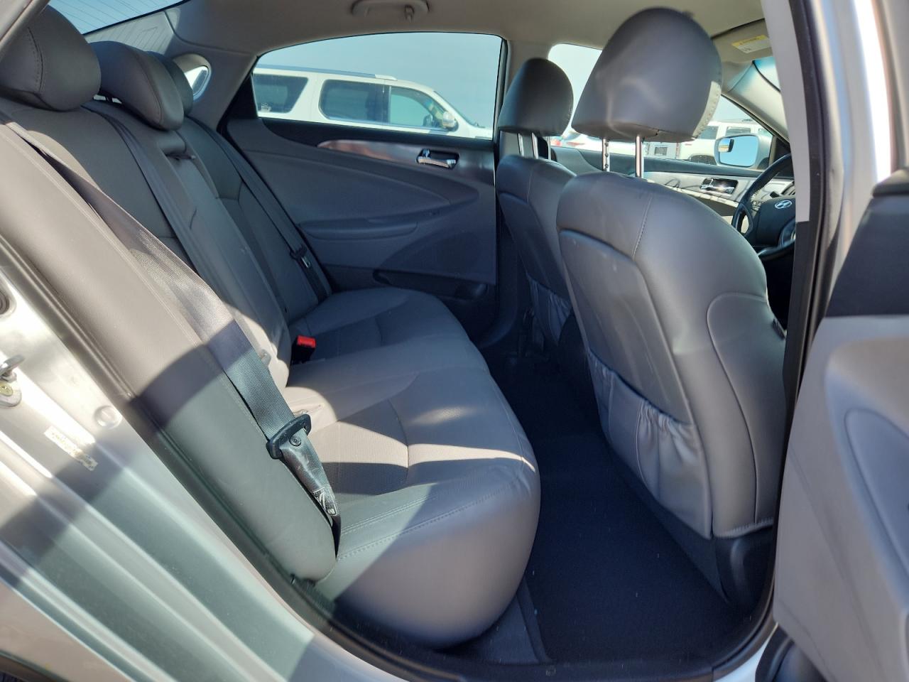 2015 Hyundai Sonata Hybrid Limited Silver vin: KMHEC4A40FA122913
