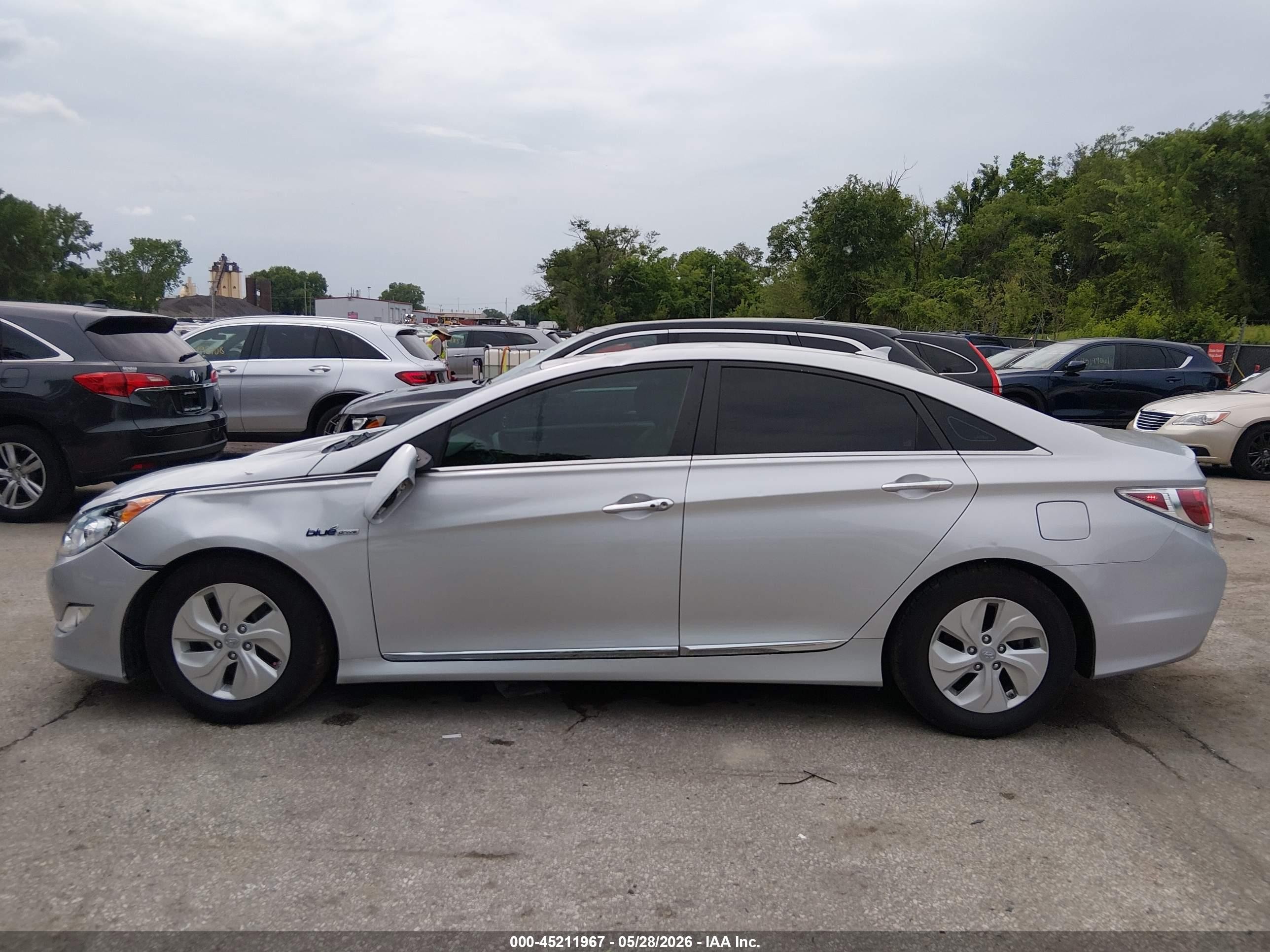 2015 Hyundai Sonata Hybrid Silver vin: KMHEC4A40FA135337