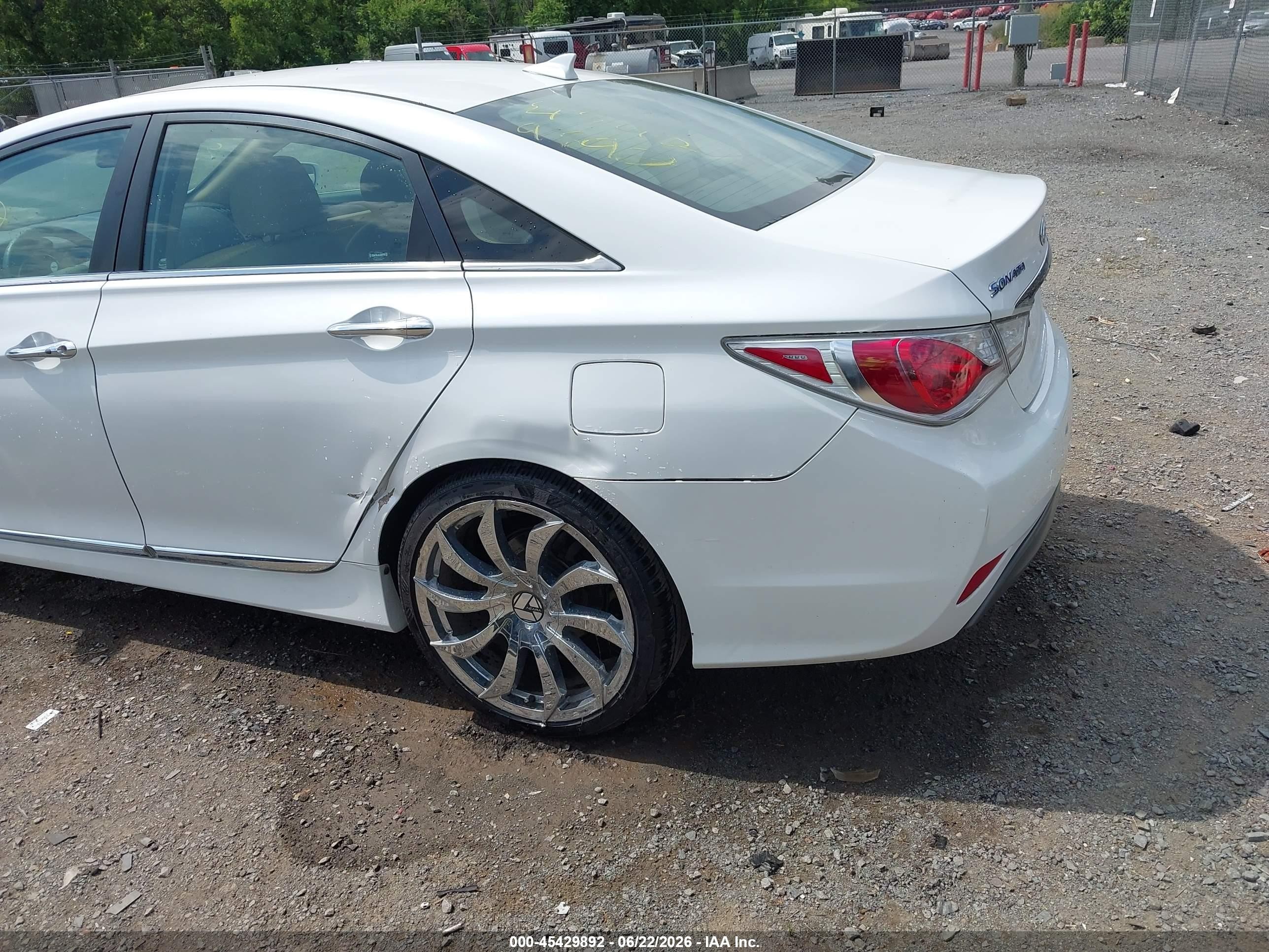2015 Hyundai Sonata Hybrid   White vin: KMHEC4A40FA137055