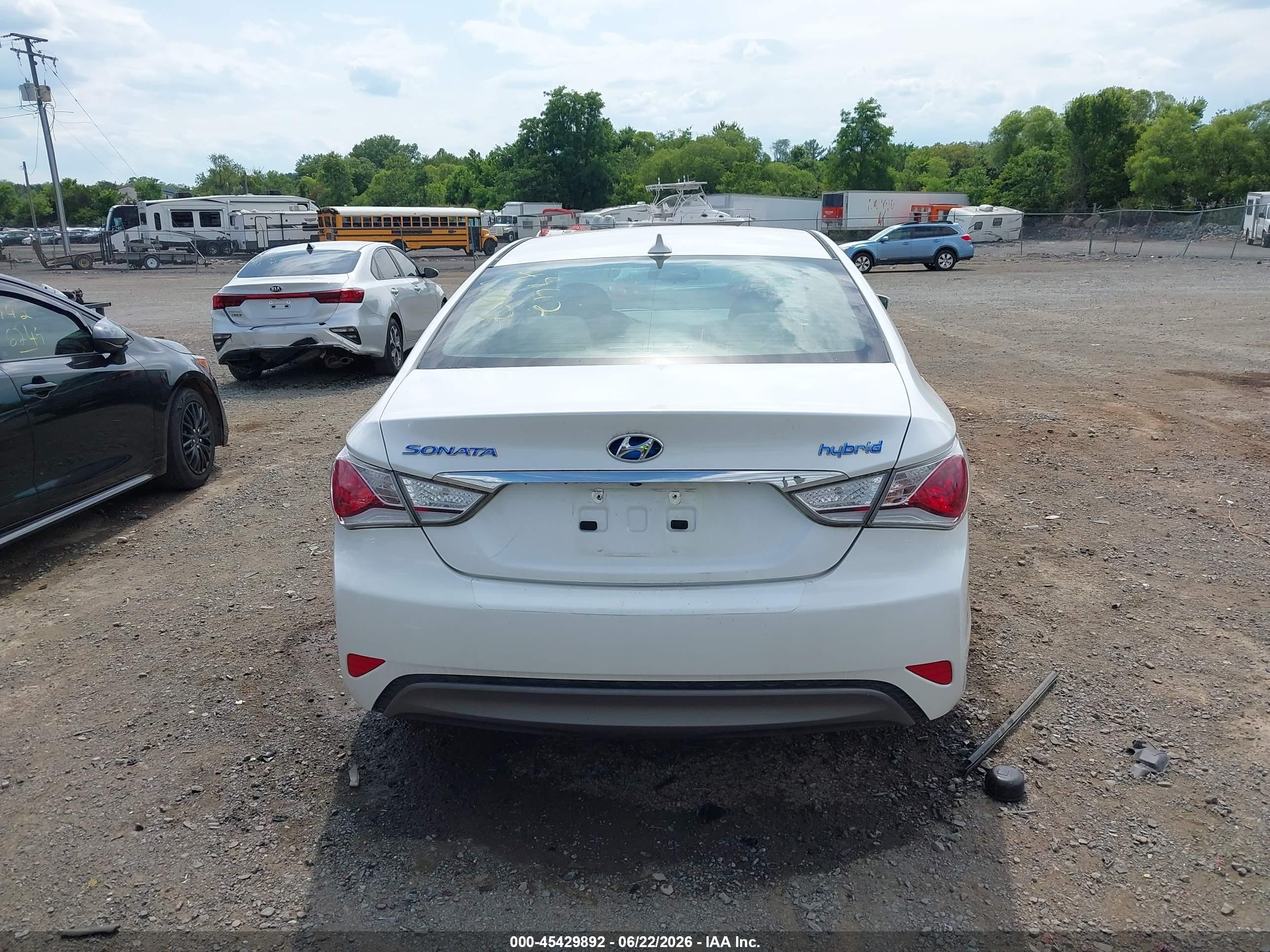 2015 Hyundai Sonata Hybrid   White vin: KMHEC4A40FA137055
