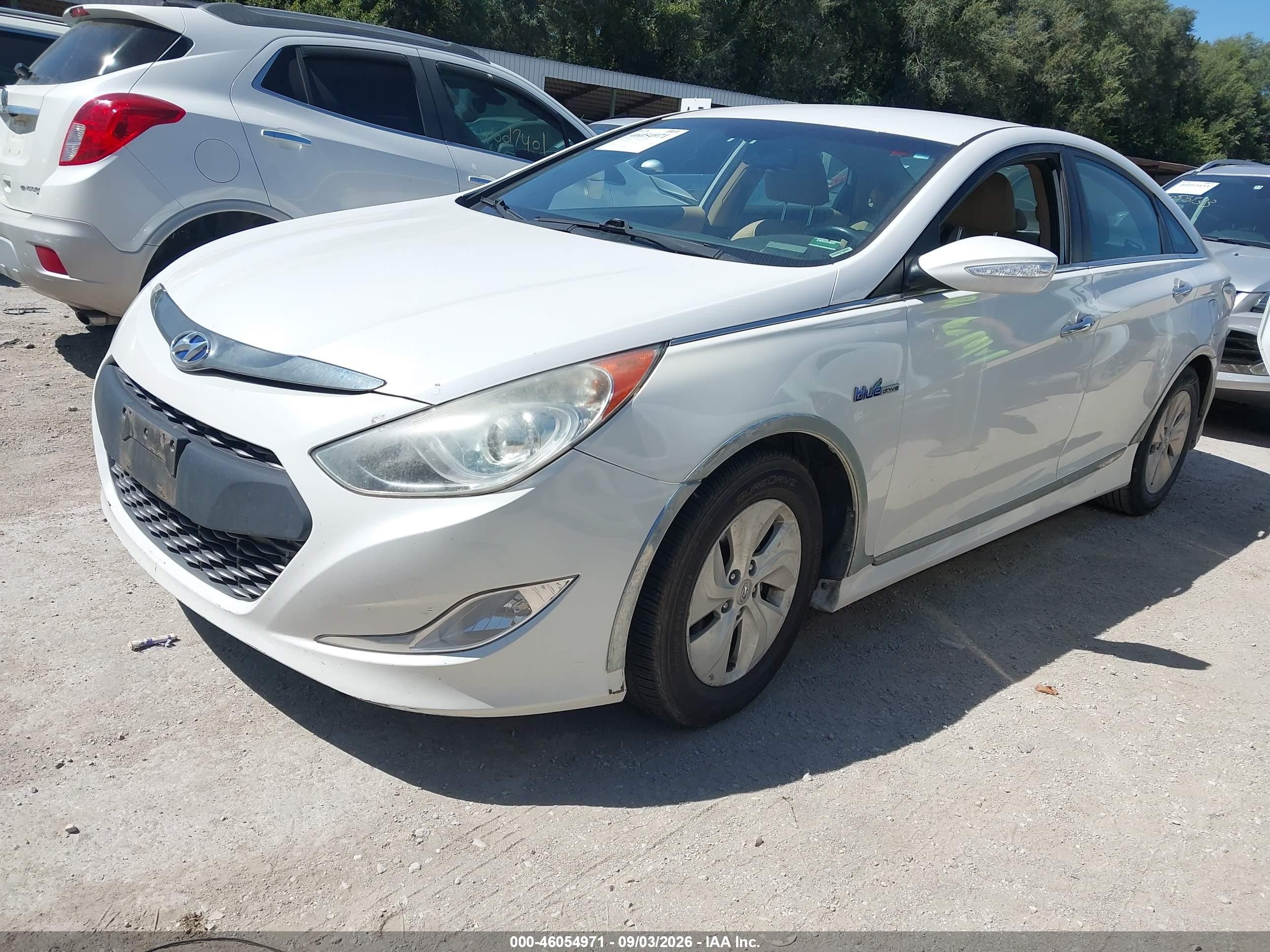 2015 Hyundai Sonata Hybrid   Белый vin: KMHEC4A40FA139596