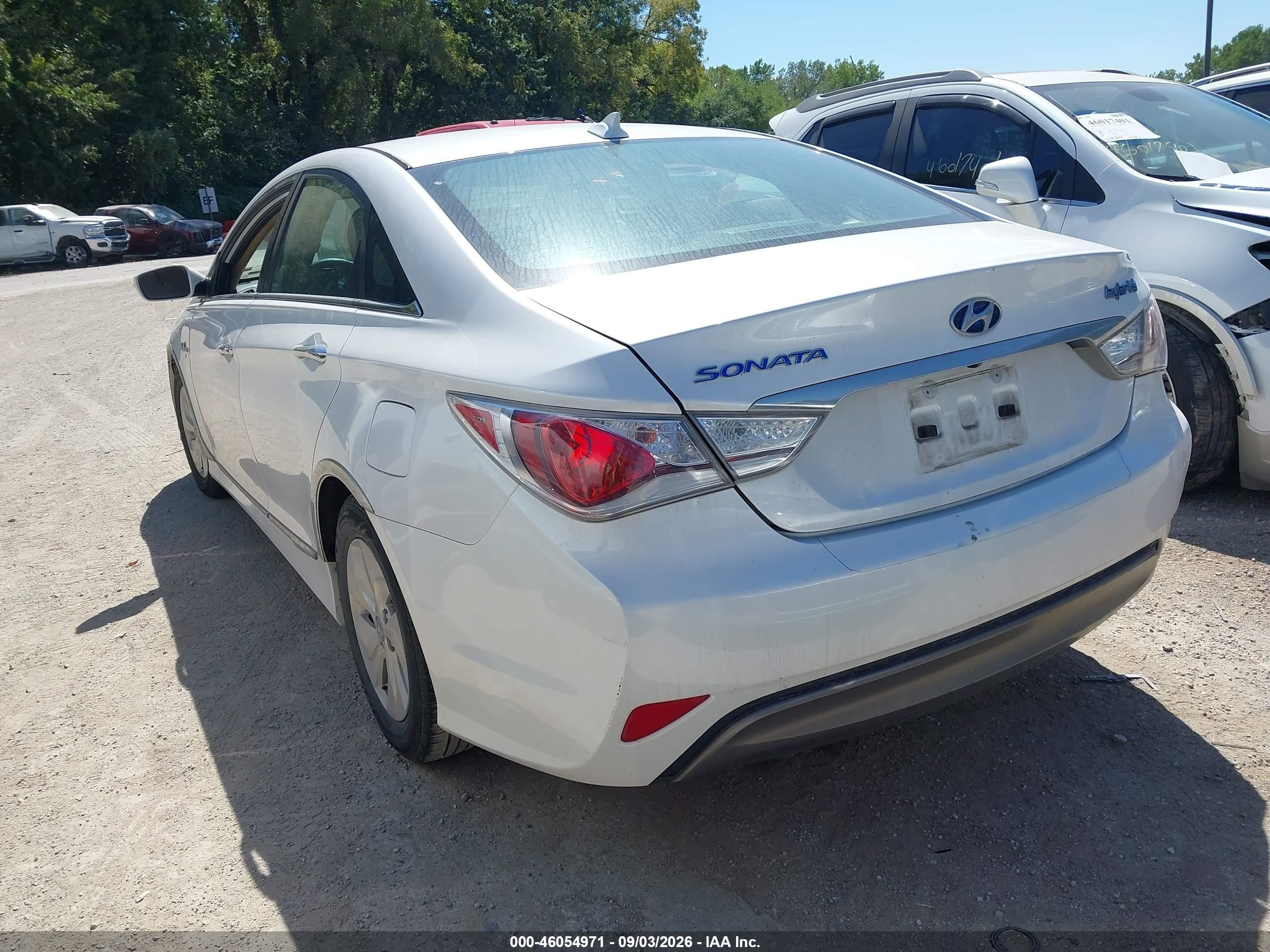 2015 Hyundai Sonata Hybrid   Белый vin: KMHEC4A40FA139596